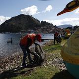 Limpian el lago Titicaca en Día de la Made Tierra en Bolivia