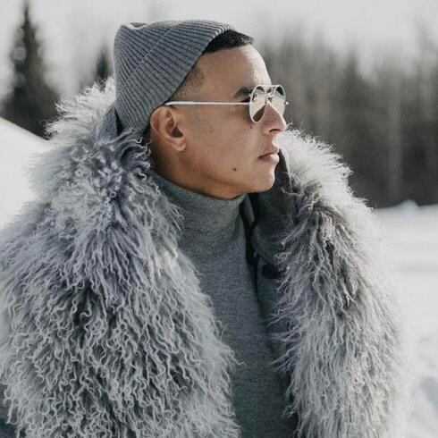 Daddy Yankee saca su coat y se guilla en la nieve