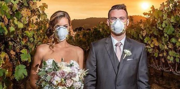 Mientras posaban para diversas fotografías alrededor del viñedo, la pareja decidió sacar sus máscaras protectoras, las cuales han sido utilizadas por varios habitantes de la región para protegerse del aire tóxico. (Instagram)
