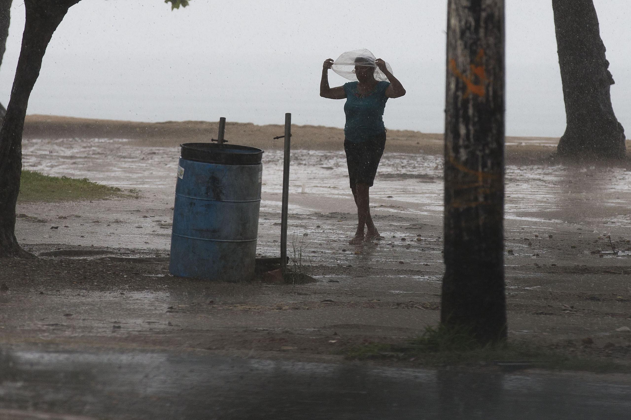 Una zona de humedad dejará lluvias sobre la Isla, mientras los fuertes vientos han tornado los mares peligrosos. (Archivo / GFR Media)