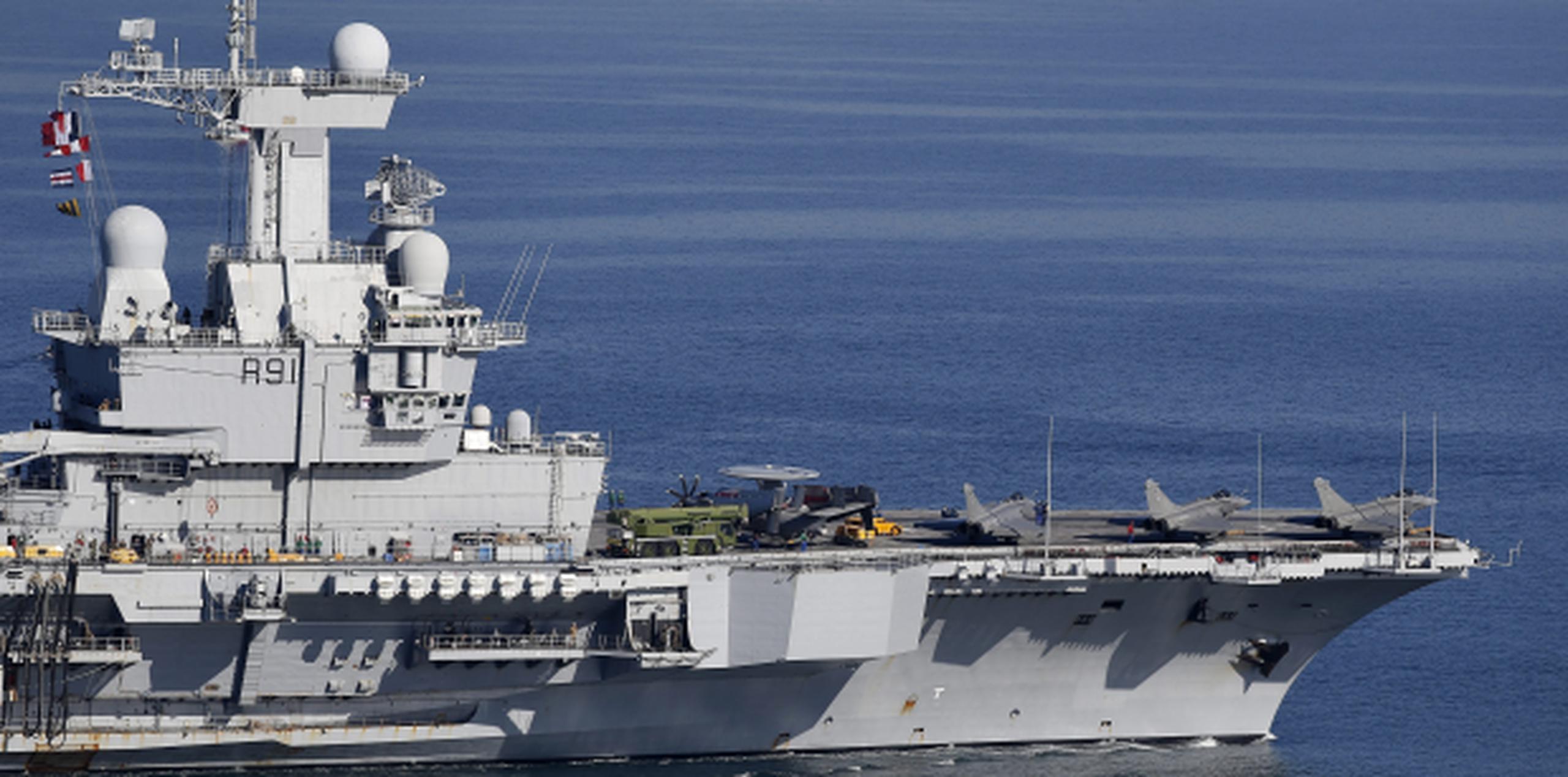 El portaviones nuclear galo Charles De Gaulle sale del puerto militar de Toulon, en el sur de Francia, hoy. El navío se dirige a Oriente Próximo para participar en la lucha contra Estado Islámico, Daesh, en Siria e Irak. (EFE)