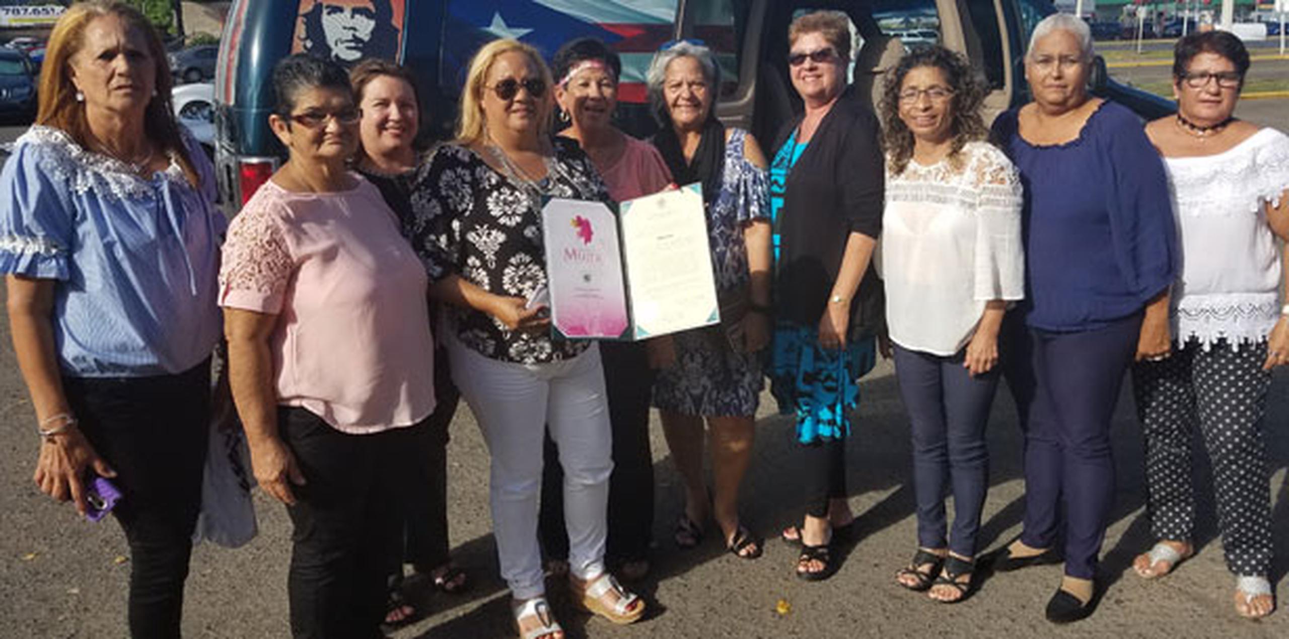 A su regreso al sur luego del homenaje en el Capitolio, las integrantes del Campamento contra las cenizas de carbón participaron en la manifestación de mujeres que detuvo el tránsito en la carretera PR-2 en Ponce. (michelle.estrada@gfrmedia.com)