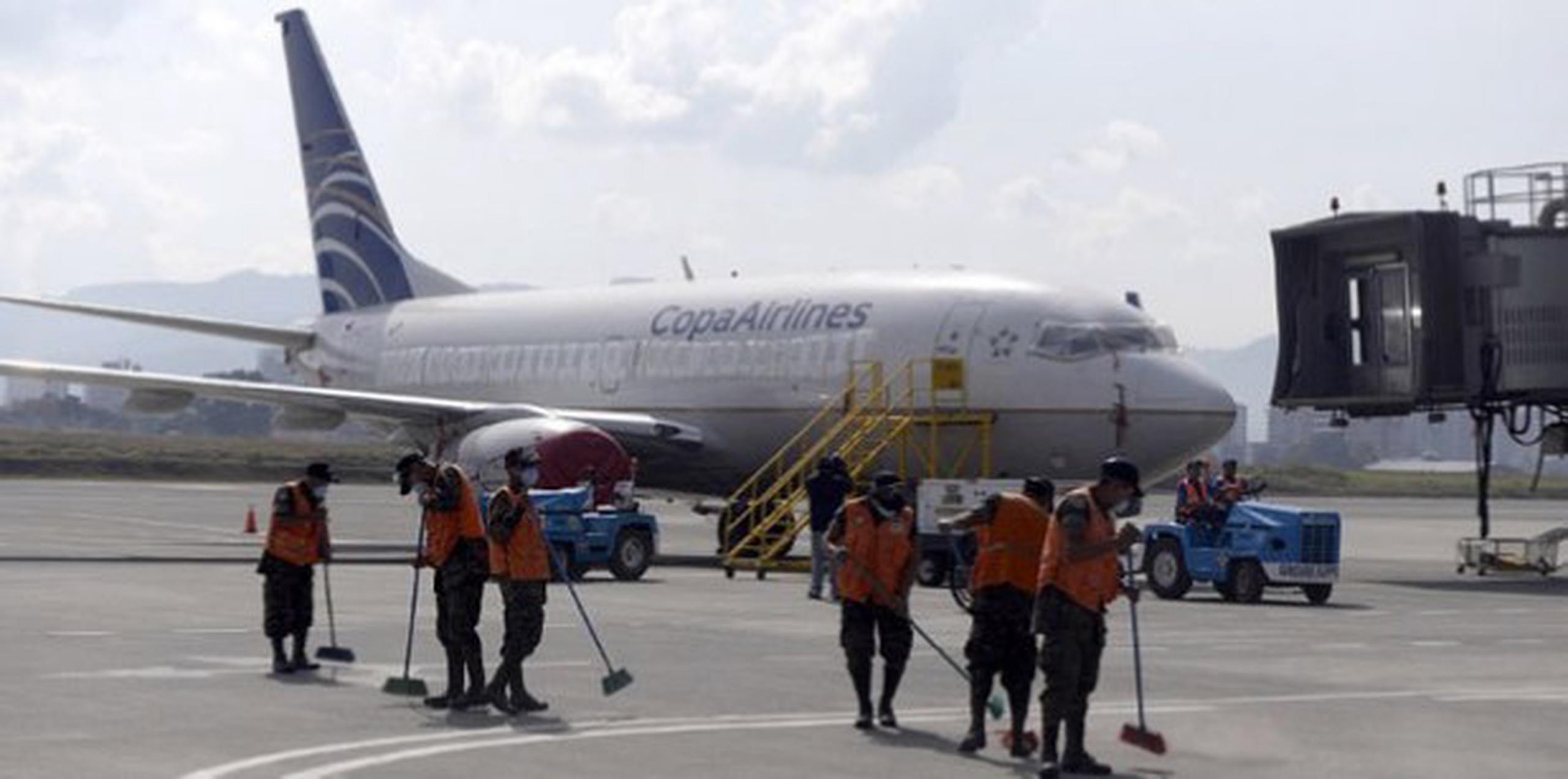 Al menos cinco vuelos fueron suspendidos el sábado y varios más el domingo, de acuerdo con la Dirección General de Aeronáutica Civil guatemalteca. (AFP PHOTO/Johan ORDONEZ)