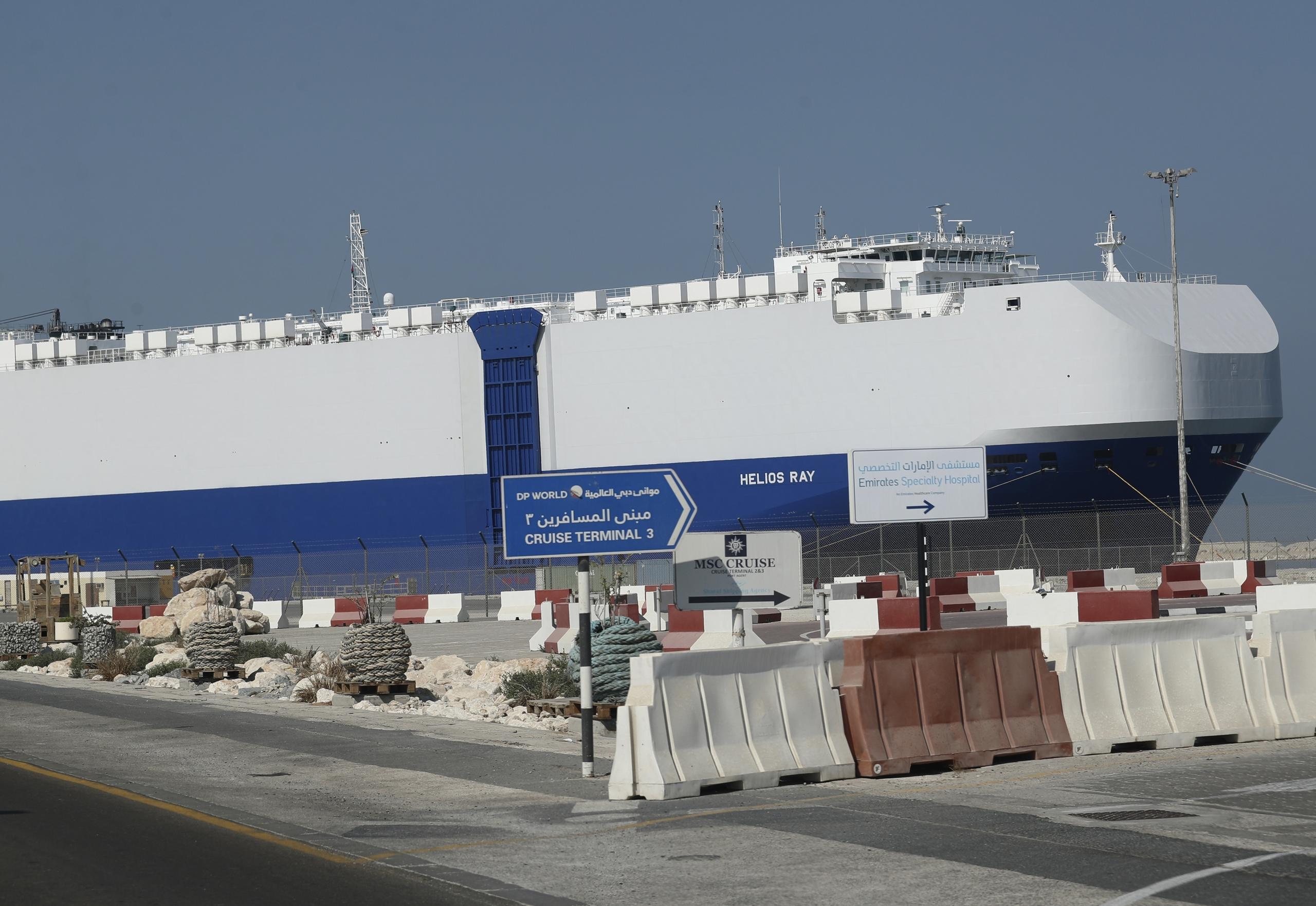 El carguero de propiedad israelí Helios Ray, se ve en puerto en Dubái, Emiratos Árabes Unidos.