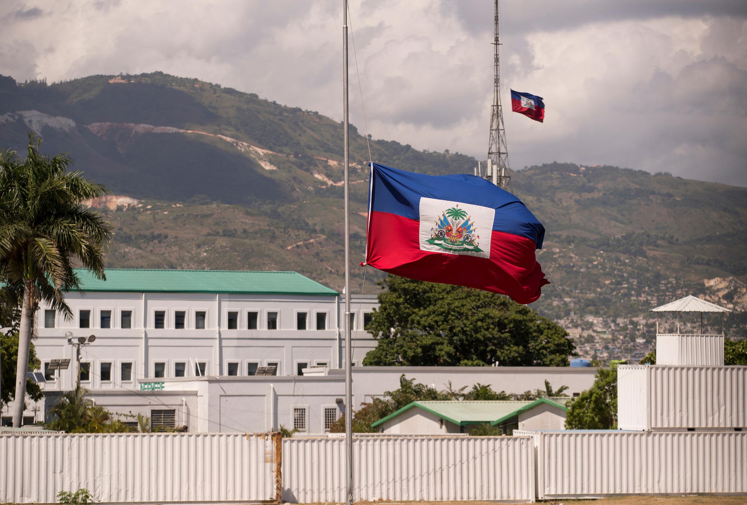 La bandera nacional haitiana ondea a media asta en el Palacio Nacional, hoy, en Puerto Príncipe (Haití). Un mensaje de audio atribuido a Martine Moise, la viuda del asesinado presidente haitiano, Jovenel Moise, fue publicado este sábado en su cuenta oficial de Twitter, en el que afirmó que está "viva" y además lanzó mensajes políticos. EFE/ Orlando Barría
