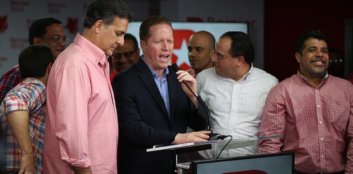 Bhatia luce pensativo en medio del mensaje de Bernier, quien reclamó disciplina dentro del partido. A la derecha, Luis Vega Ramos.