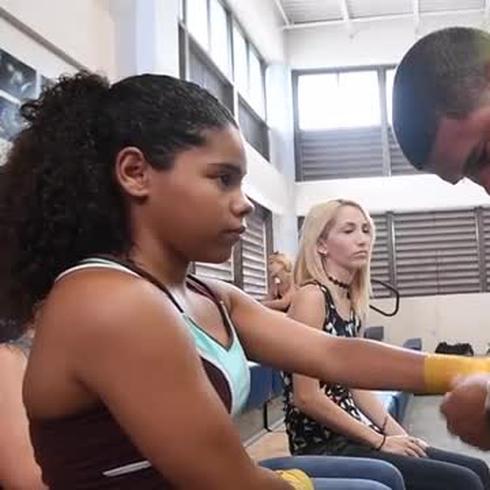 'Juanma' entrena a jóvenes boxeadoras