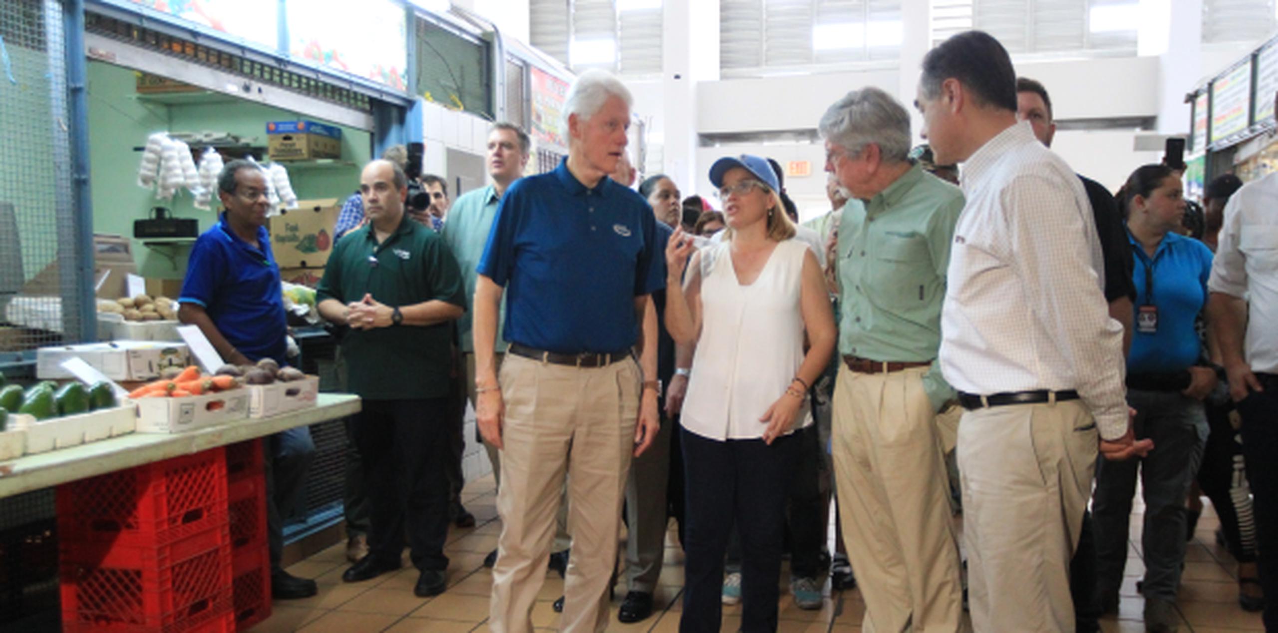Bill Clinton visitó la Plaza del Mercado de Río Piedras, donde fue recibido por la alcaldesa Carmen Yulín Cruz. (alex.figueroa@gfrmedia.com)
