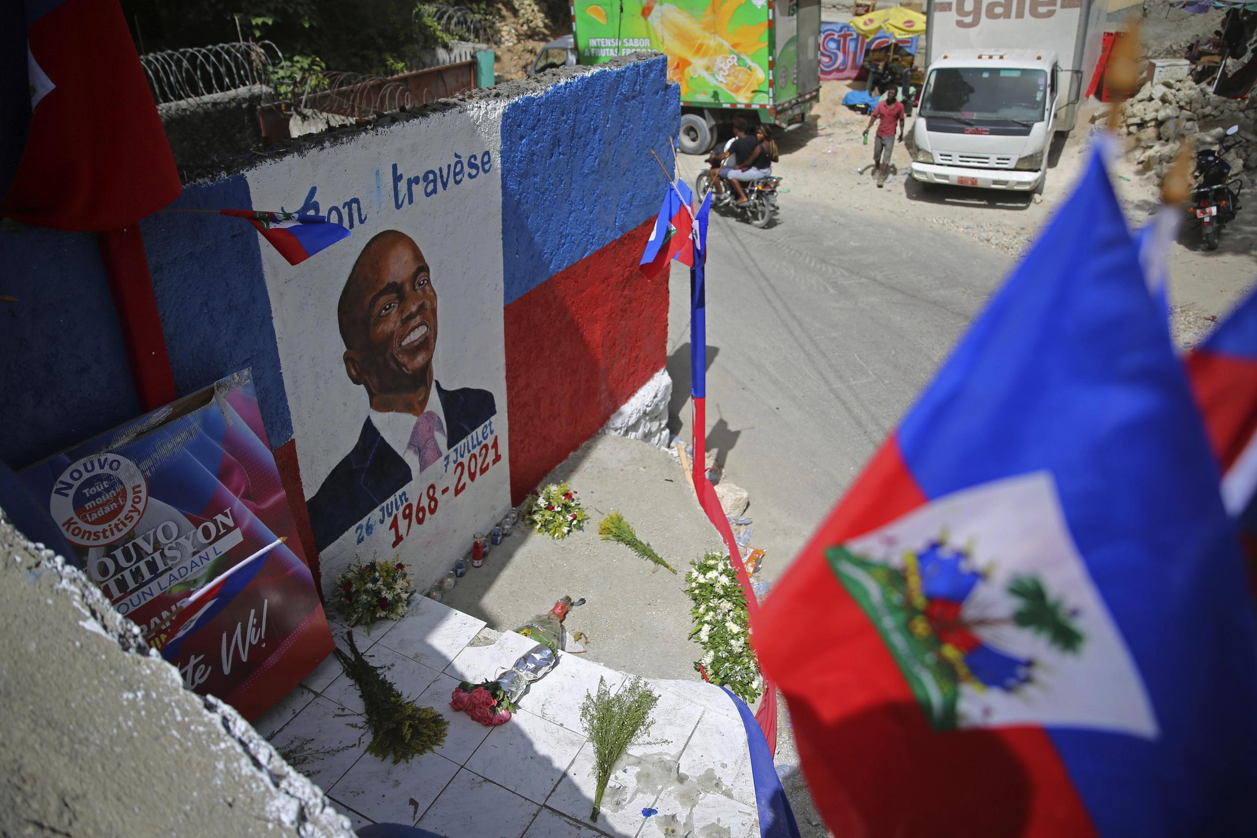 Un mural con el retrato del difunto presidente Jovenel Moïse adorna una pared en el vecindario Kenscoff de Puerto Principe.