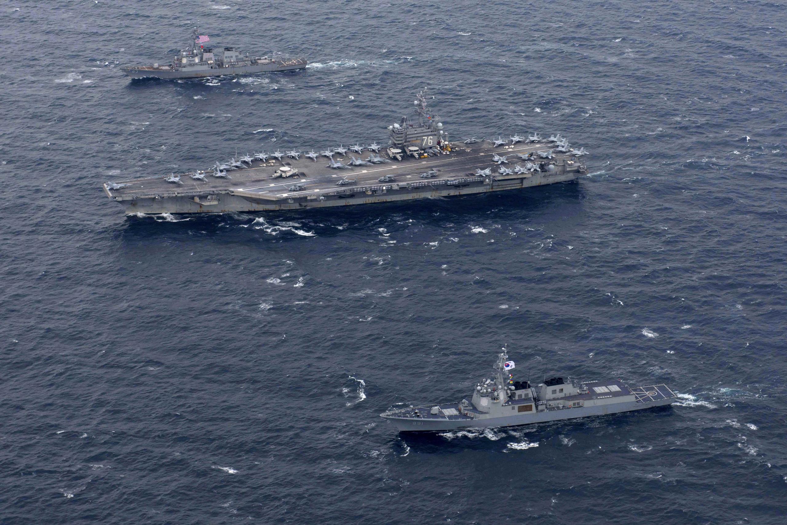 en la imagen se aprecia el barco USS Ronald Reagan, desplegado en la península de Corea.  (AP)