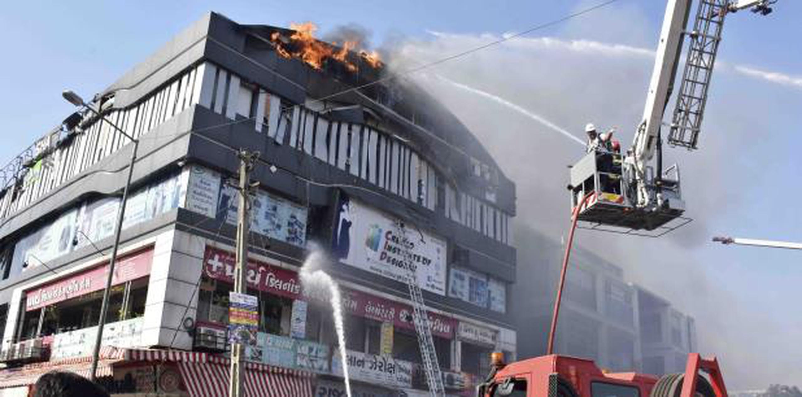 El fuego devoró el tercero y el cuarto piso del edificio. (AP / Sarju Parekh)