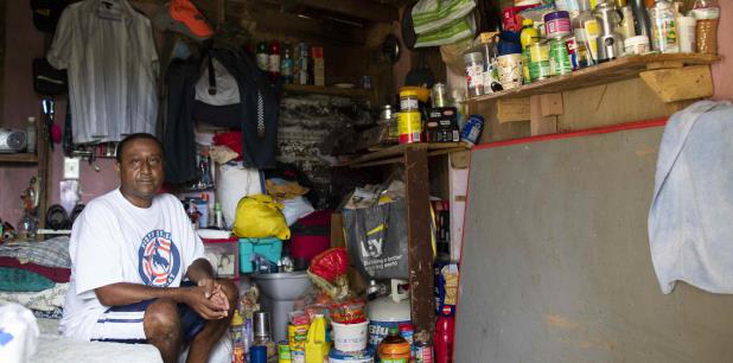 Pablo De Jesús Carmona pide desesperadamente ayuda para reconstruir su hogar y
el de su hermano, quien padece retraso mental. (tonito.zayas@gfrmedia.com)