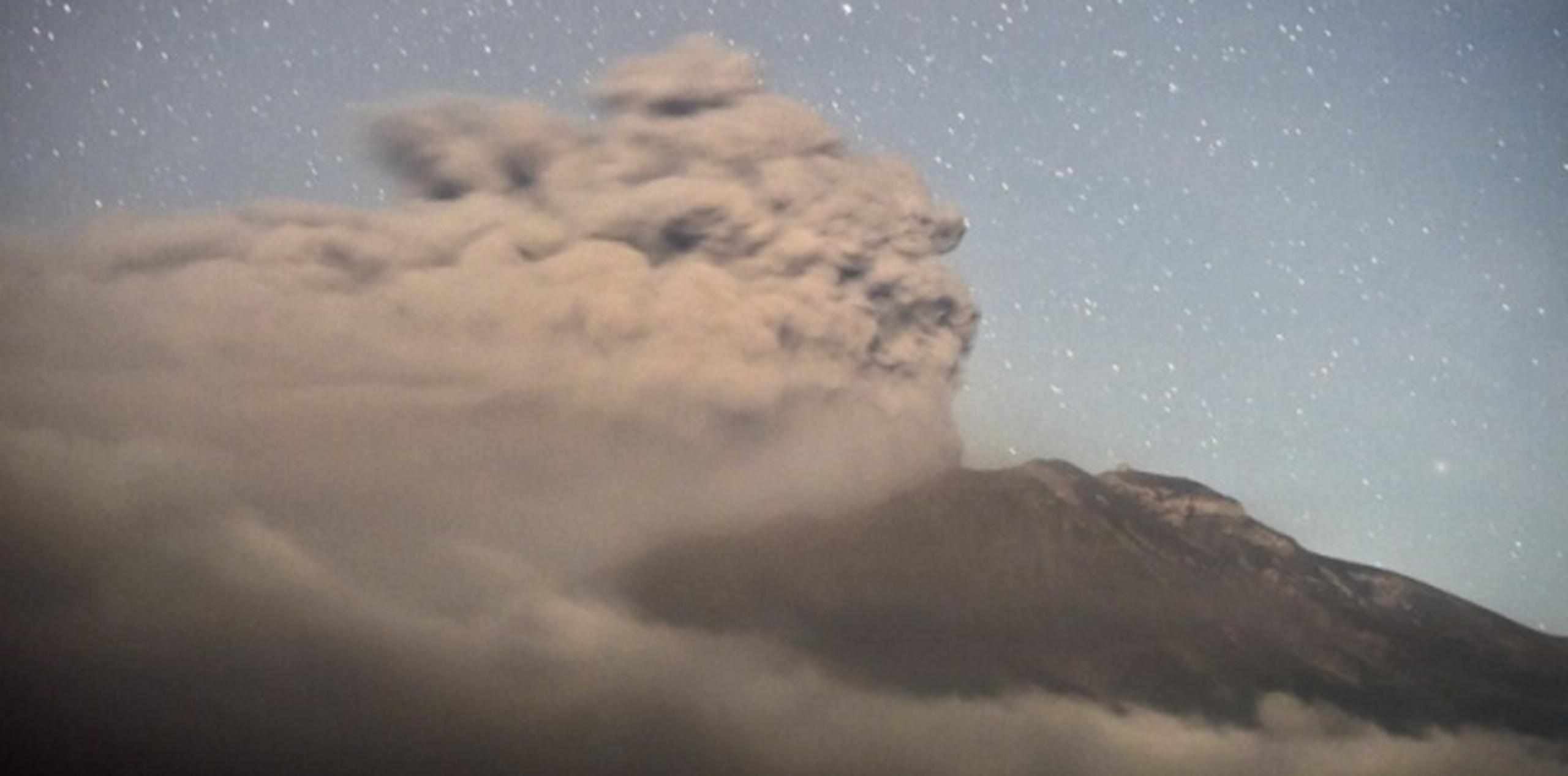 El Calbuco hizo una sorpresiva erupción el miércoles, poco después de una serie de temblores. (AFP/Martin Bernetti)