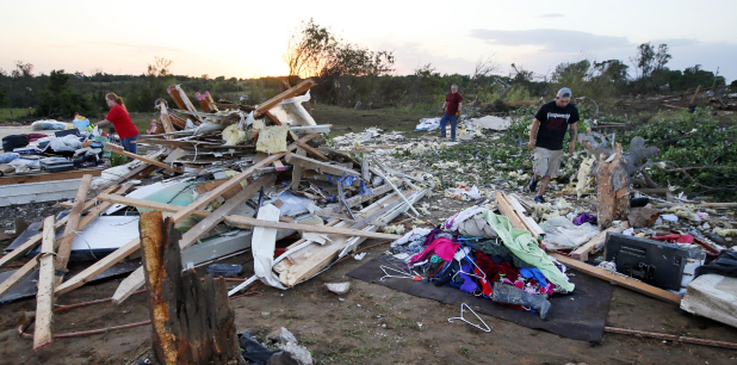 Personas ayudan a limpiar los escombros que dejó el paso de un tornado en Wynnewood, Oklahoma. (Nate Billings/The Oklahoman/AP)
