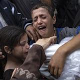 FOTOS: Miles de palestinos huyen tras bombardeos en hospitales