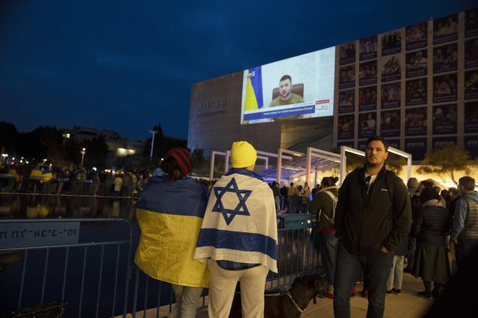 Una multitud se reúne en la plaza Habima de Tel Aviv, Israel, el domingo 20 de marzo de 2022, para ver el mensaje del presidente ucraniano Volodymyr Zelenskyy ante la Knésset, el Parlamento israelí.