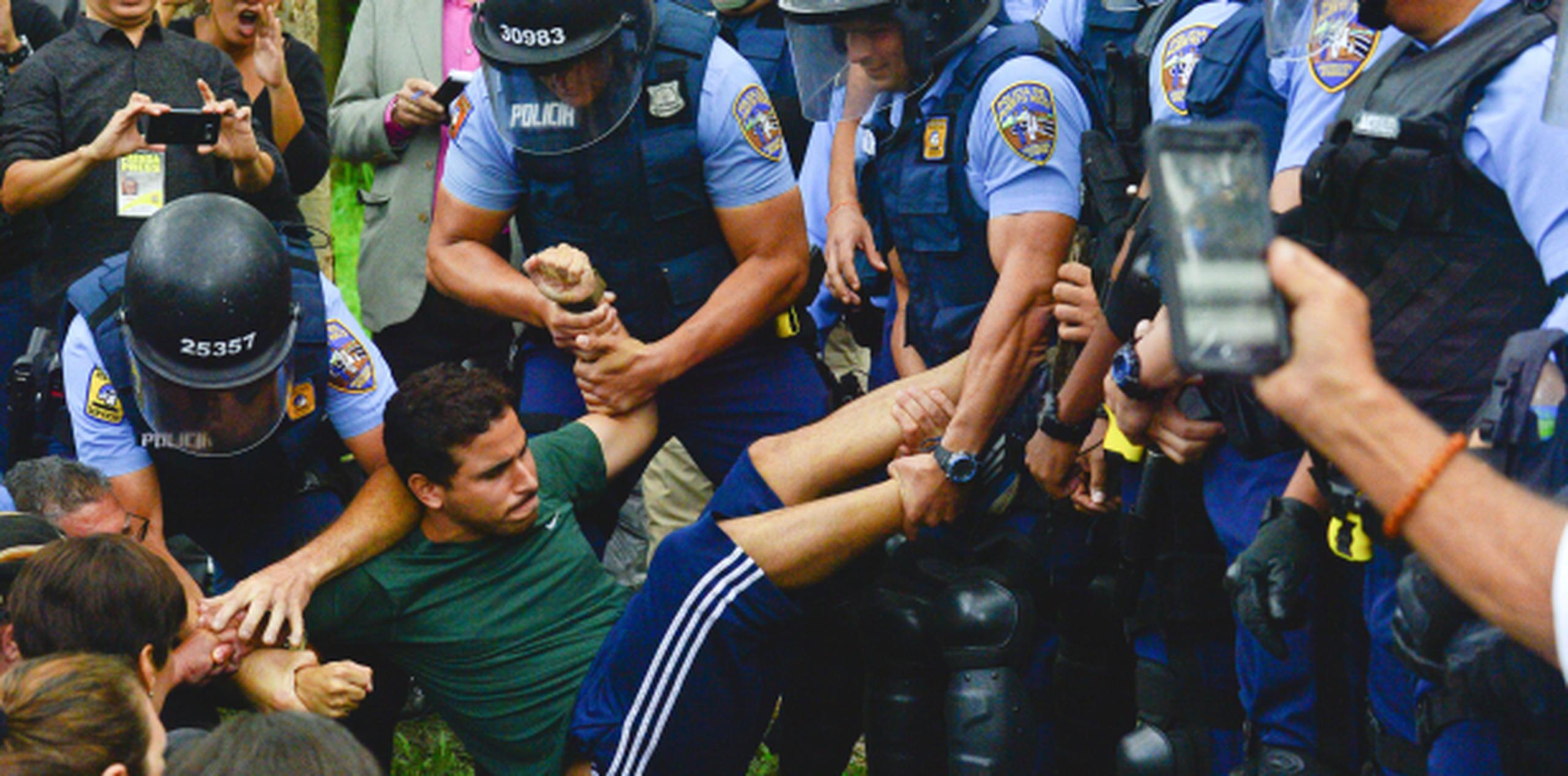 Uno de los arrestos durante las protestas recientes en Peñuelas.