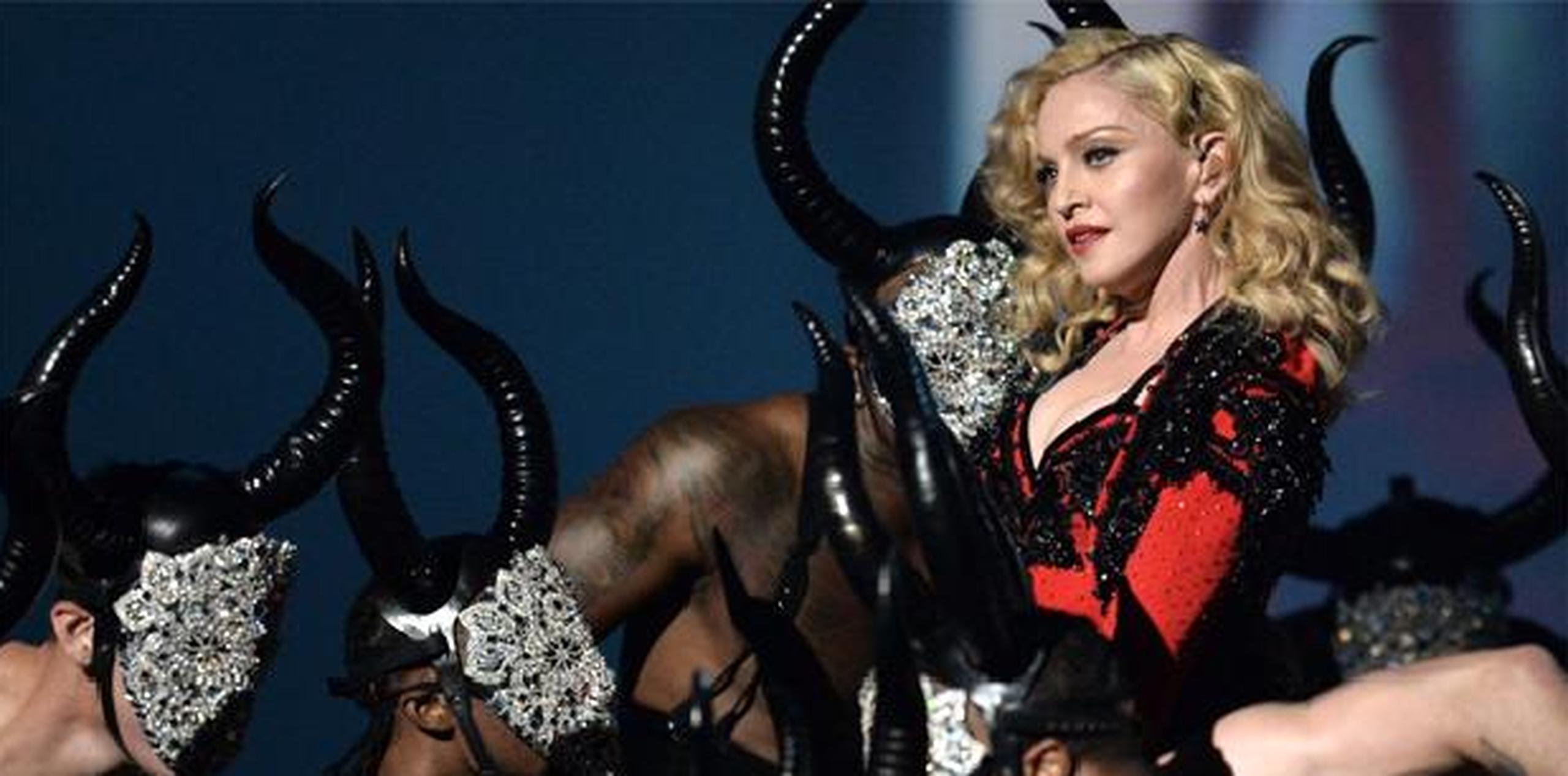 Madonna dijo que la capa estaba demasiado ajustada en el cuello, y que sufrió un traumatismo cervical durante la actuación. (Archivo)