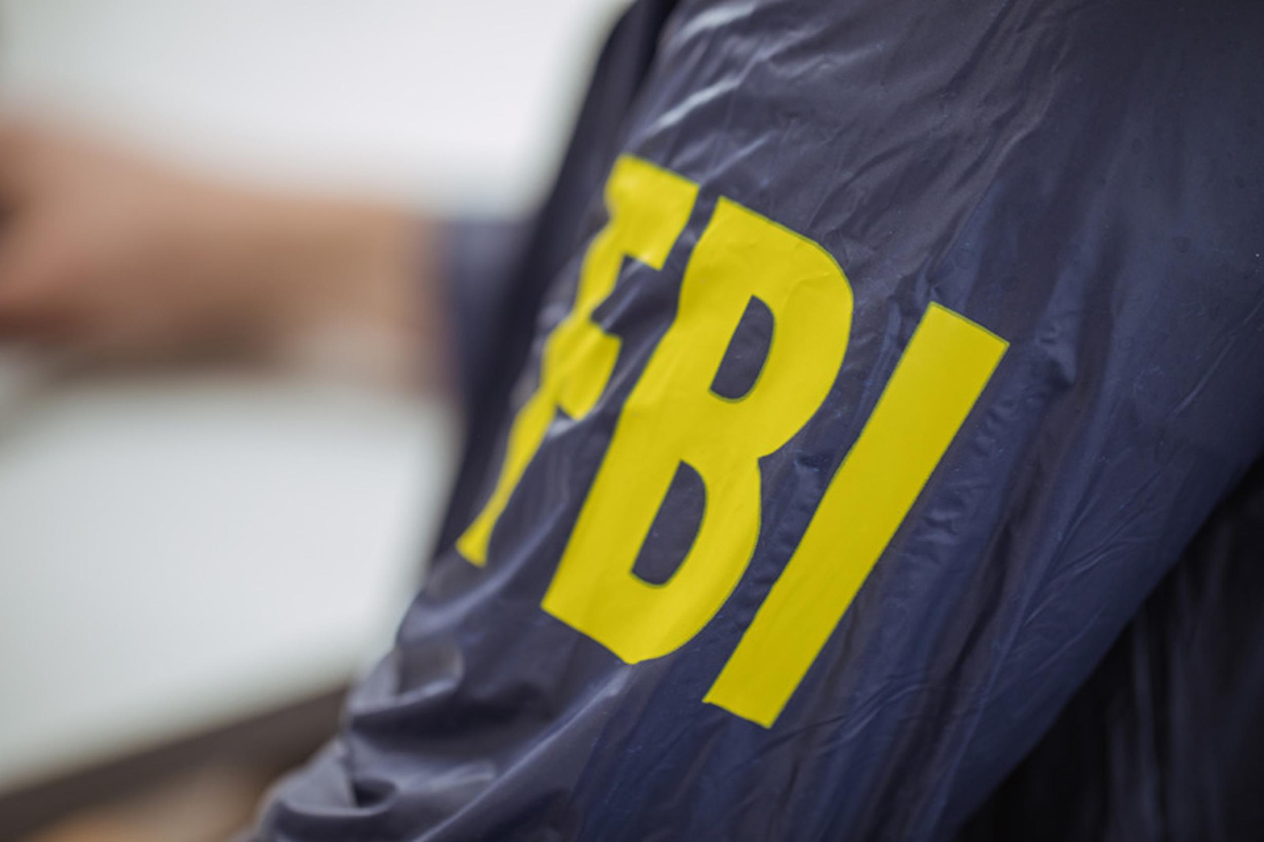 Agentes del FBI y del Servicio de Inspección Postal de los Estados Unidos estuvieron a cargo del operativo.