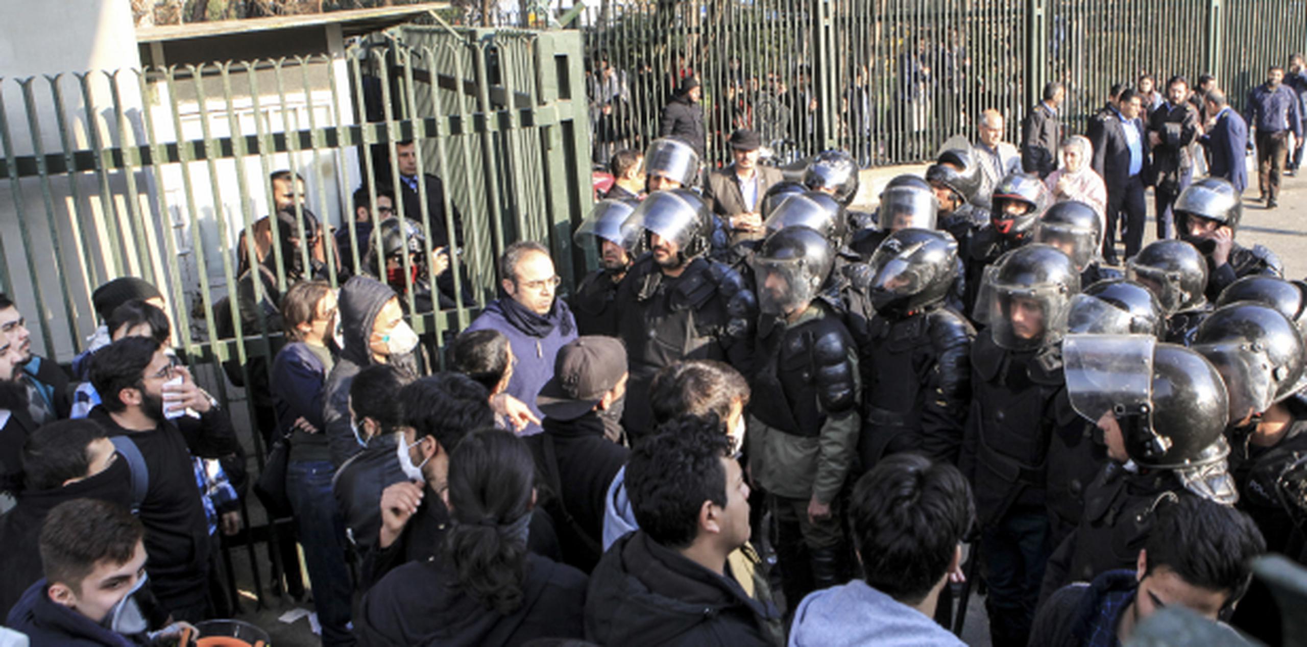 Policías intervienen con manifestantes en Irán. (AP)