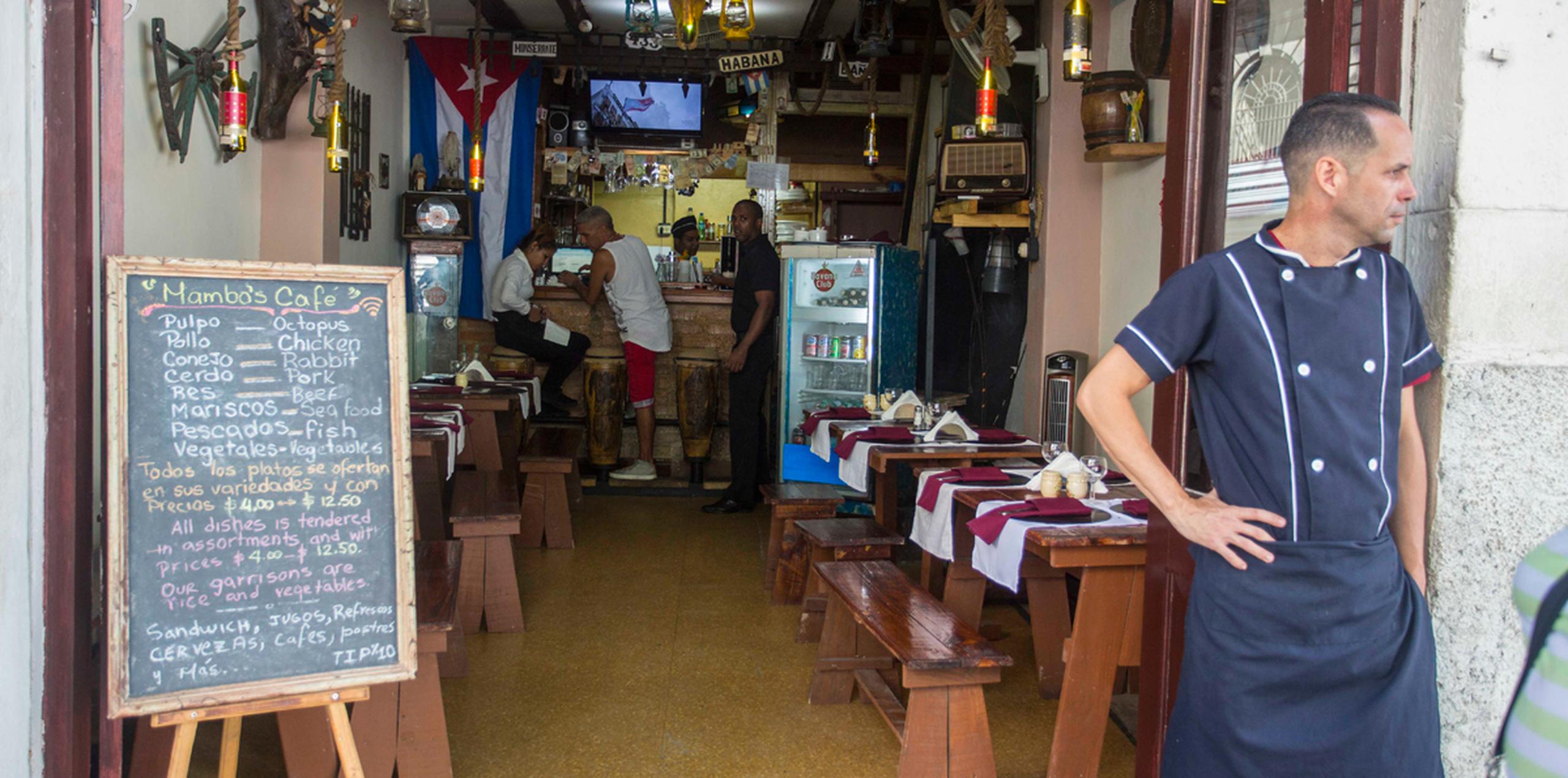Miles de emprendedores cubanos invirtieron en viviendas privadas, autos y restaurantes con la esperanza de beneficiarse de una esperada ola de turistas estadounidenses en la isla. (AP)