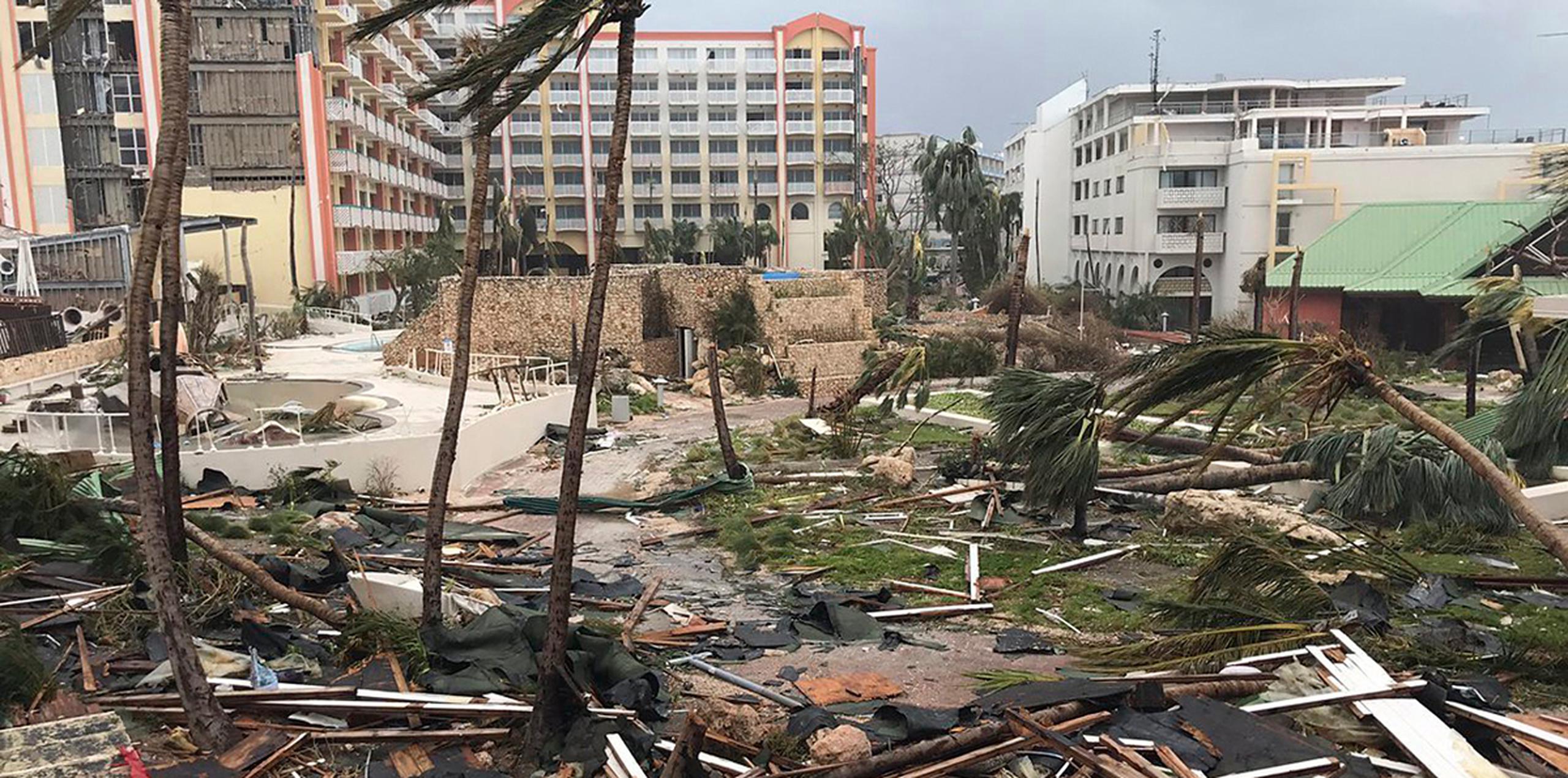 Irma trazó una ruta de devastación por el norte del Caribe, dejando a miles de personas sin hogar tras destruir edificios y arrancar árboles. (AP)