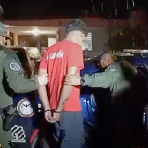 Bajo la lluvia: momento en que arrestaron al presunto gatillero “Phantom” en Humacao
