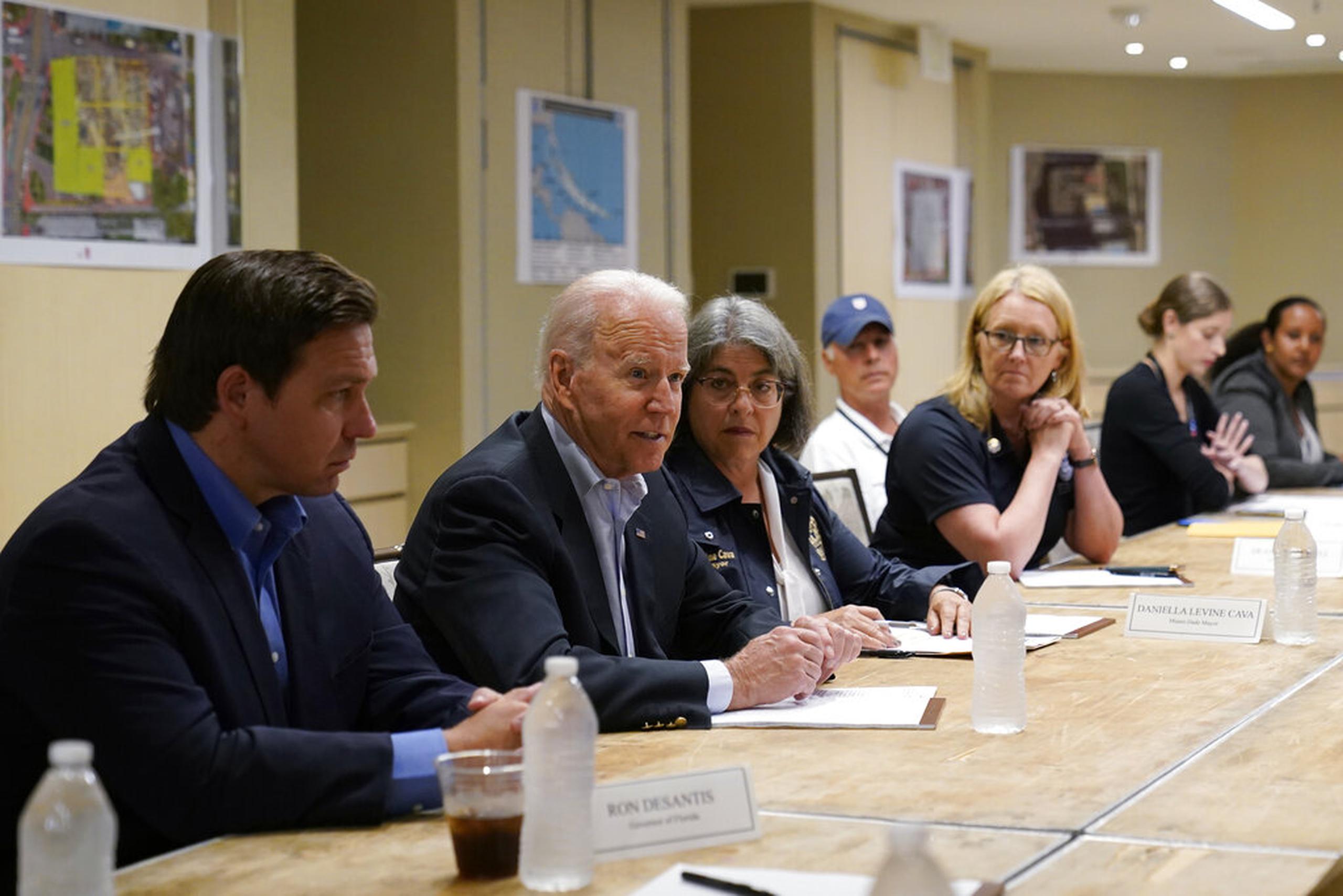 El presidente Joe Biden junto al gobernador de Florida, Ron DeSantis, y la alcaldesa de Miami-Dade, Daniella Levine Cava, durante una reunión hoy en Miami Beach.