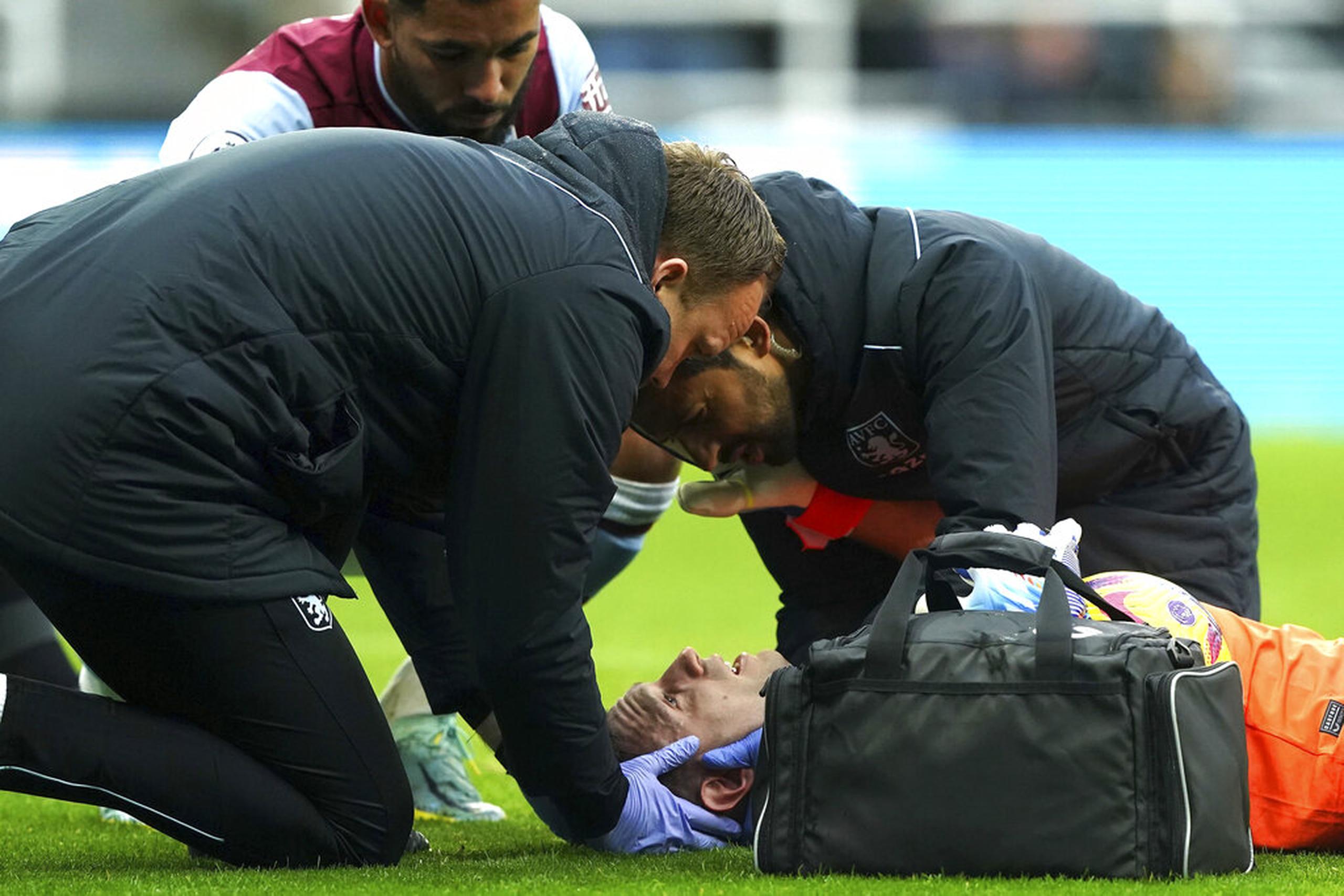 El portero del Aston Villa Emiliano Martinez reacciona tratamiento tras recibir un golpe en el encuentro ante el Newcastle.
