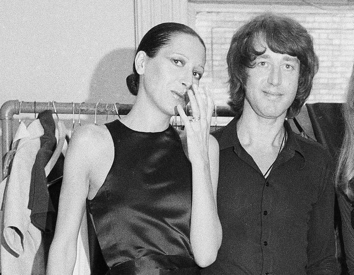 Elsa Peretti posa con el diseñador Halston después de un desfile de modas en Nueva York el 15 de junio de 1970.