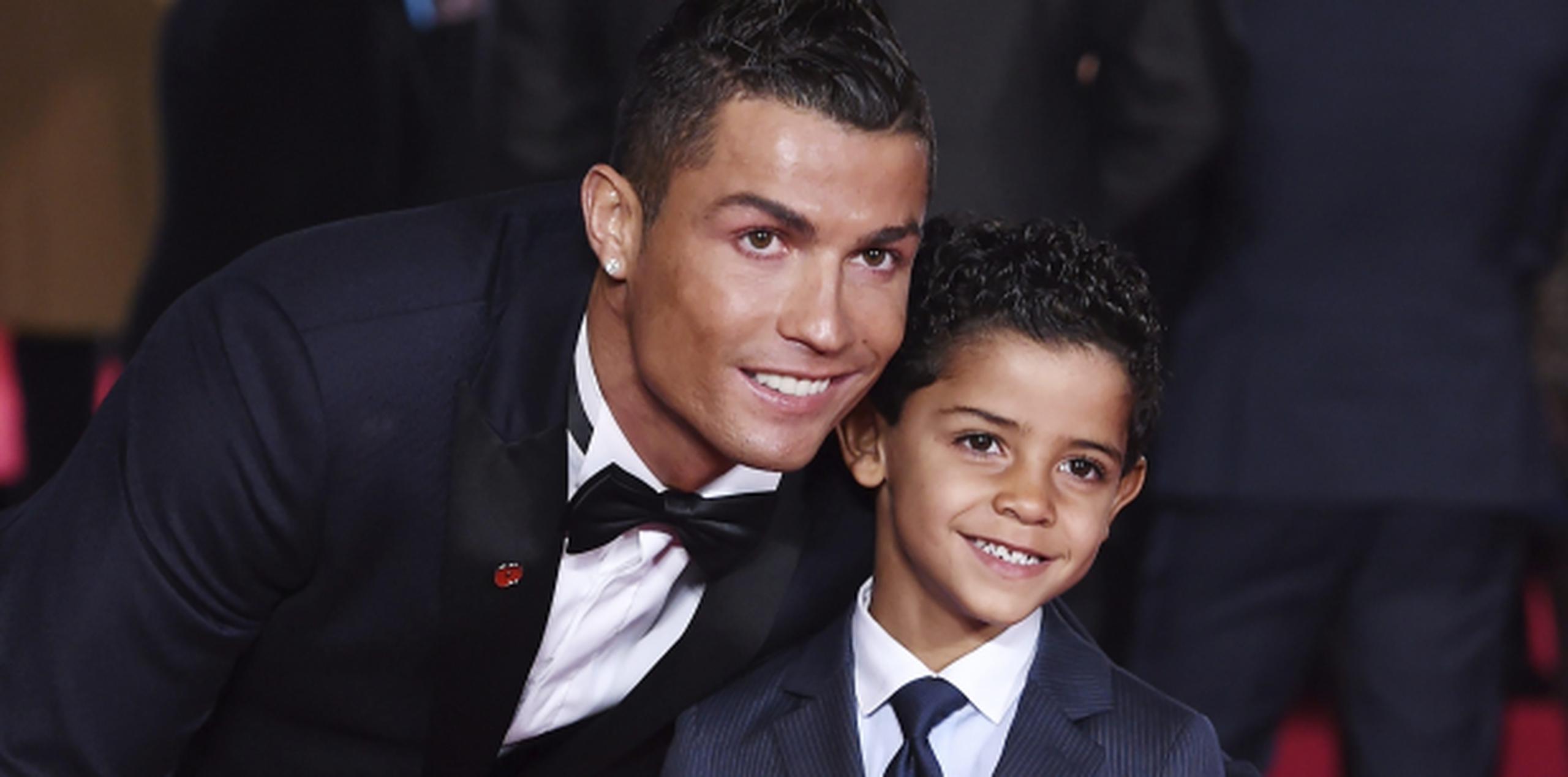 Cristiano Ronaldo junto a su hijo, Cristiano. (EFE)
