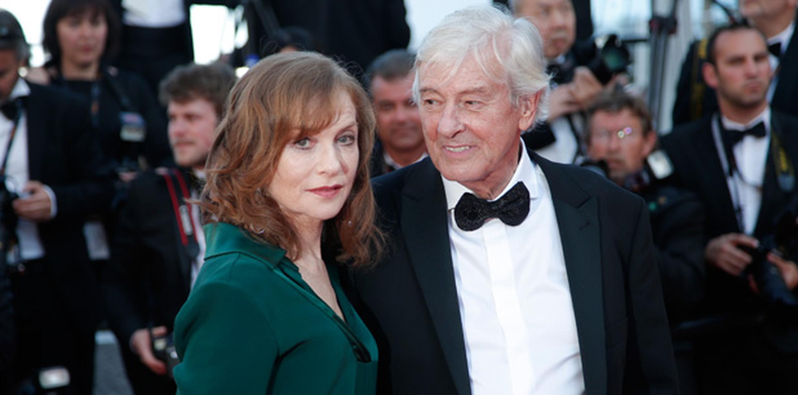 Isabelle Huppert y Paul Verhoeven, protagonista y director de "Elle", respectivamente, presentaron el filme hoy en el Festival de Cannes. (AP)