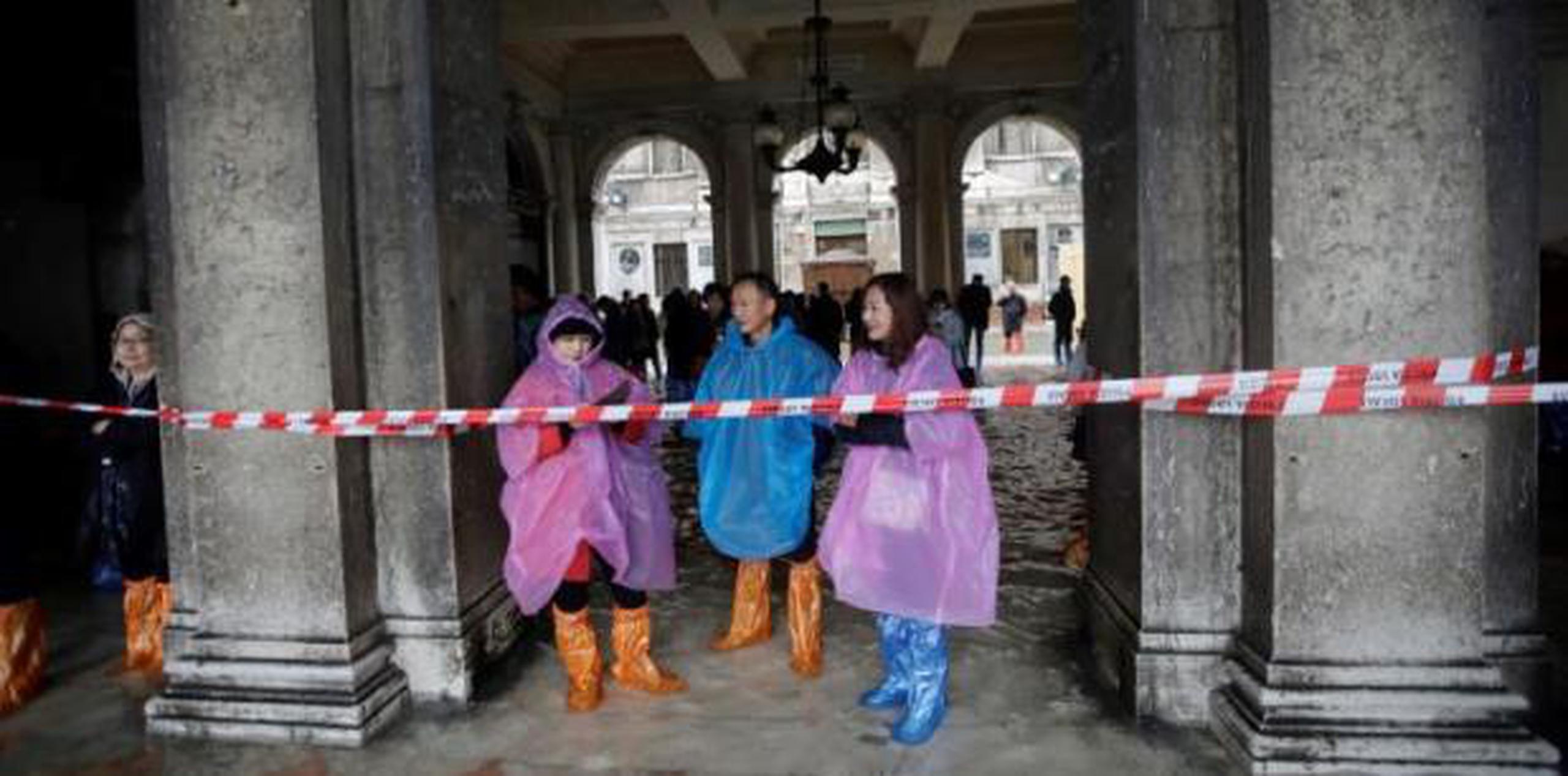 Turistas se reúnen en la inundada Plaza San Marcos en Venecia el viernes 15 de noviembre de 2019. (Archivo)