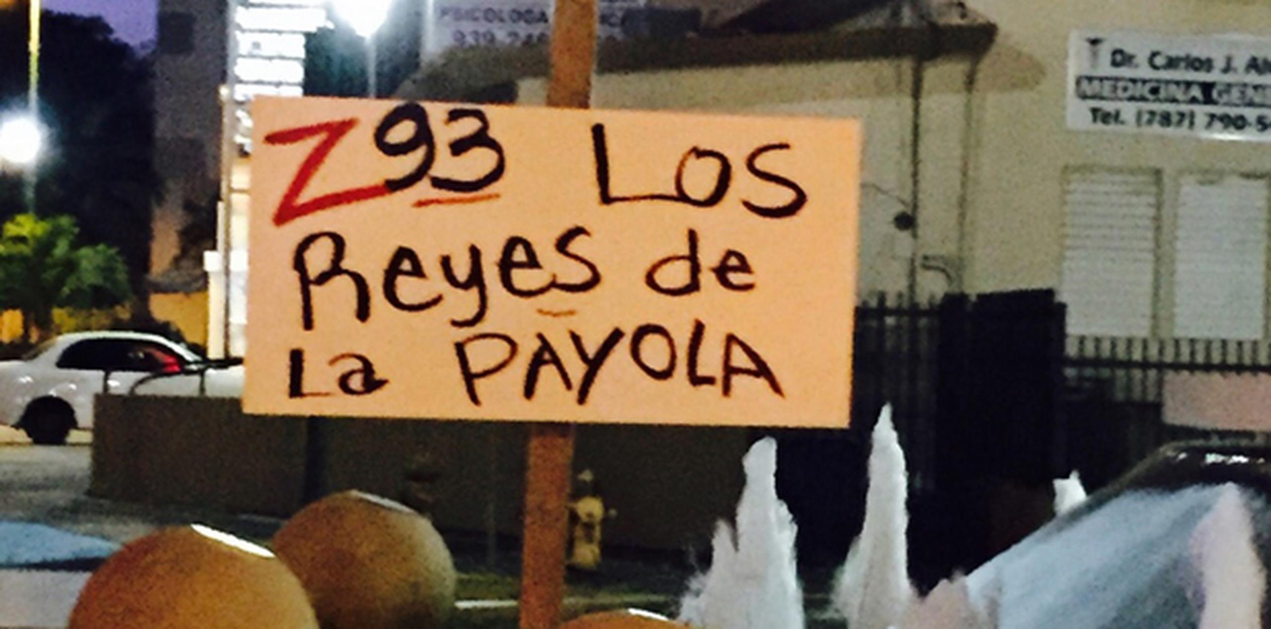 "Z-93: Los Reyes de la Payola”. “Dile no al Día Nacional de El Búho Truquero de la Salsa”, leen algunas de mencionadas pancartas. (Suministrada)