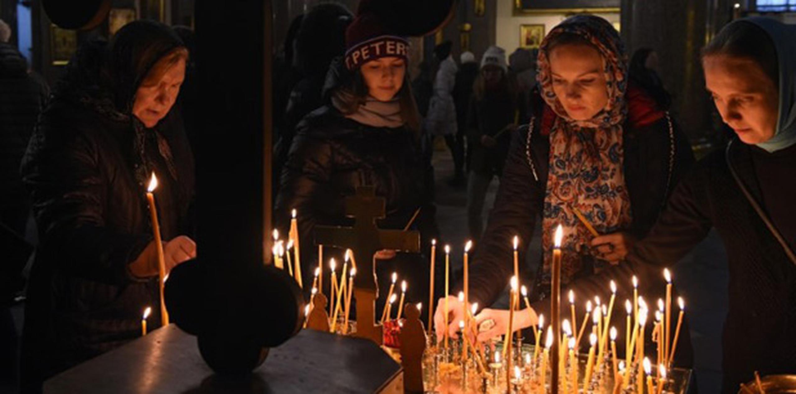 Ayer, en San Petersburgo, cientos de personas depositaron flores, fotos de las víctimas, animales de peluche y aviones de papel en el aeropuerto de la ciudad. Otros acudieron a iglesias y encendieron velas en memoria de los muertos. (AFP)