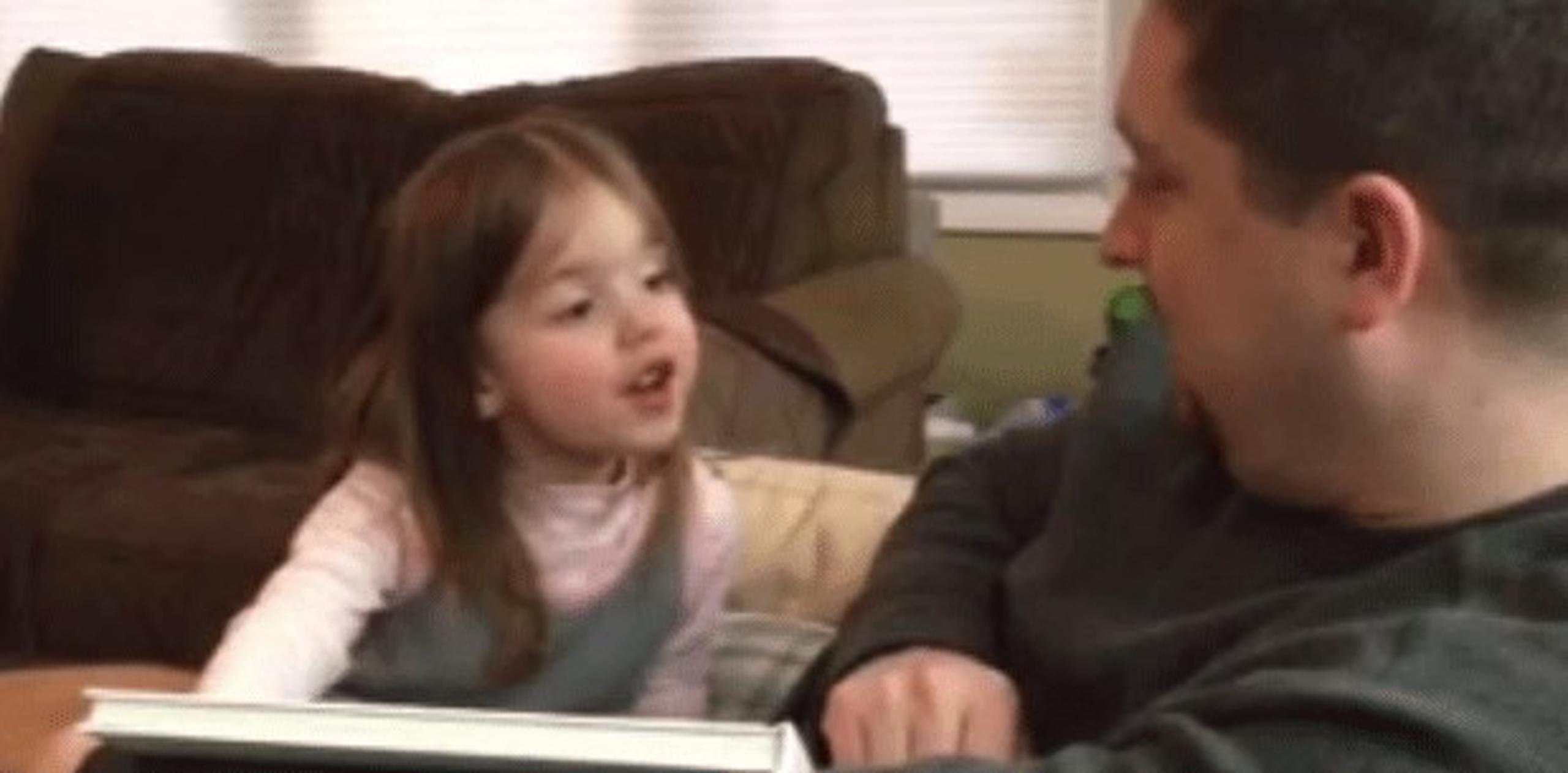 El vídeo inicia con el padre mostrándole a la nena un libro sobre el tema y luego le dice: "vas a ser la hermana grande". (YouTube)
