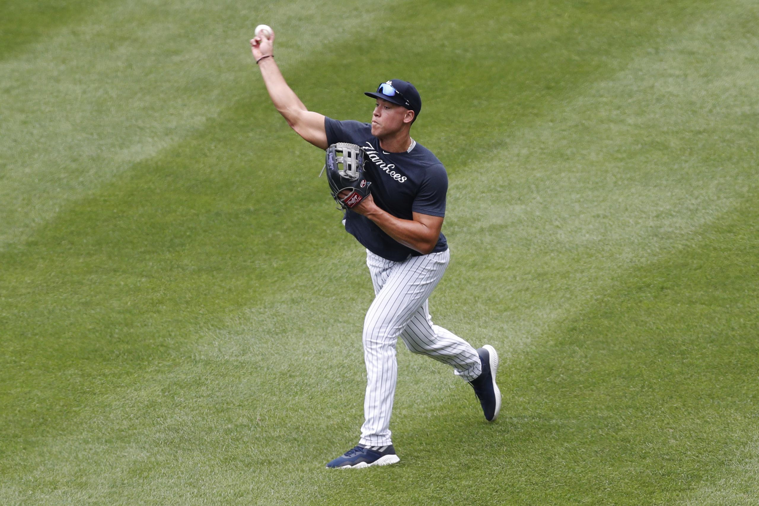 Aaron Judge, de los Yankees durante una práctica, lleva este año seis jonrones y ha conectado por arriba de la verja en cinco partidos corridos.