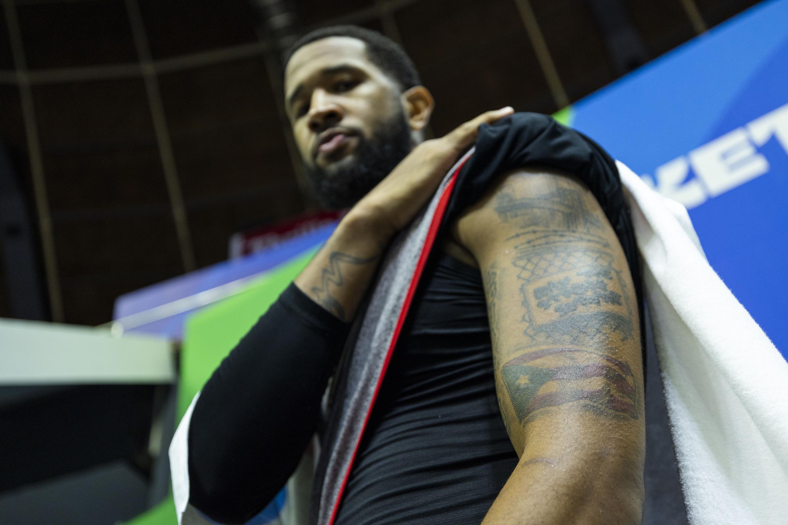 Chris Ortiz también tiene la bandera tatuada en su antebrazo izquierdo.