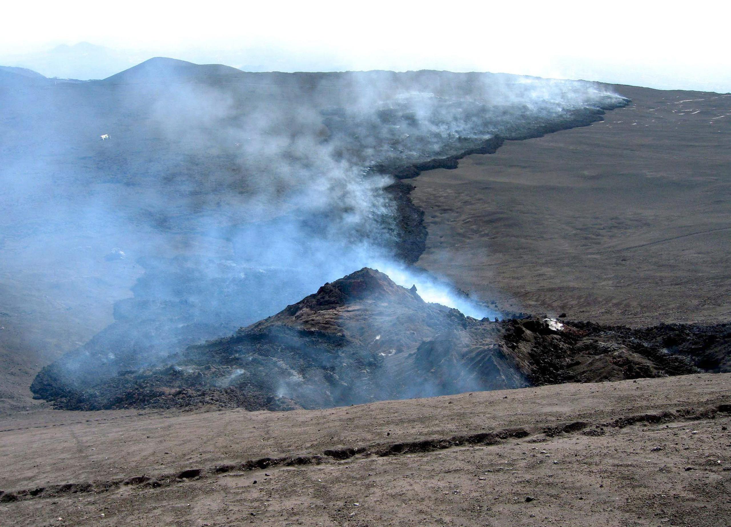 Pequeña erupción del cráter sudeste del volcán Etna. (Archivo/EFE/Orietta Scardino)
