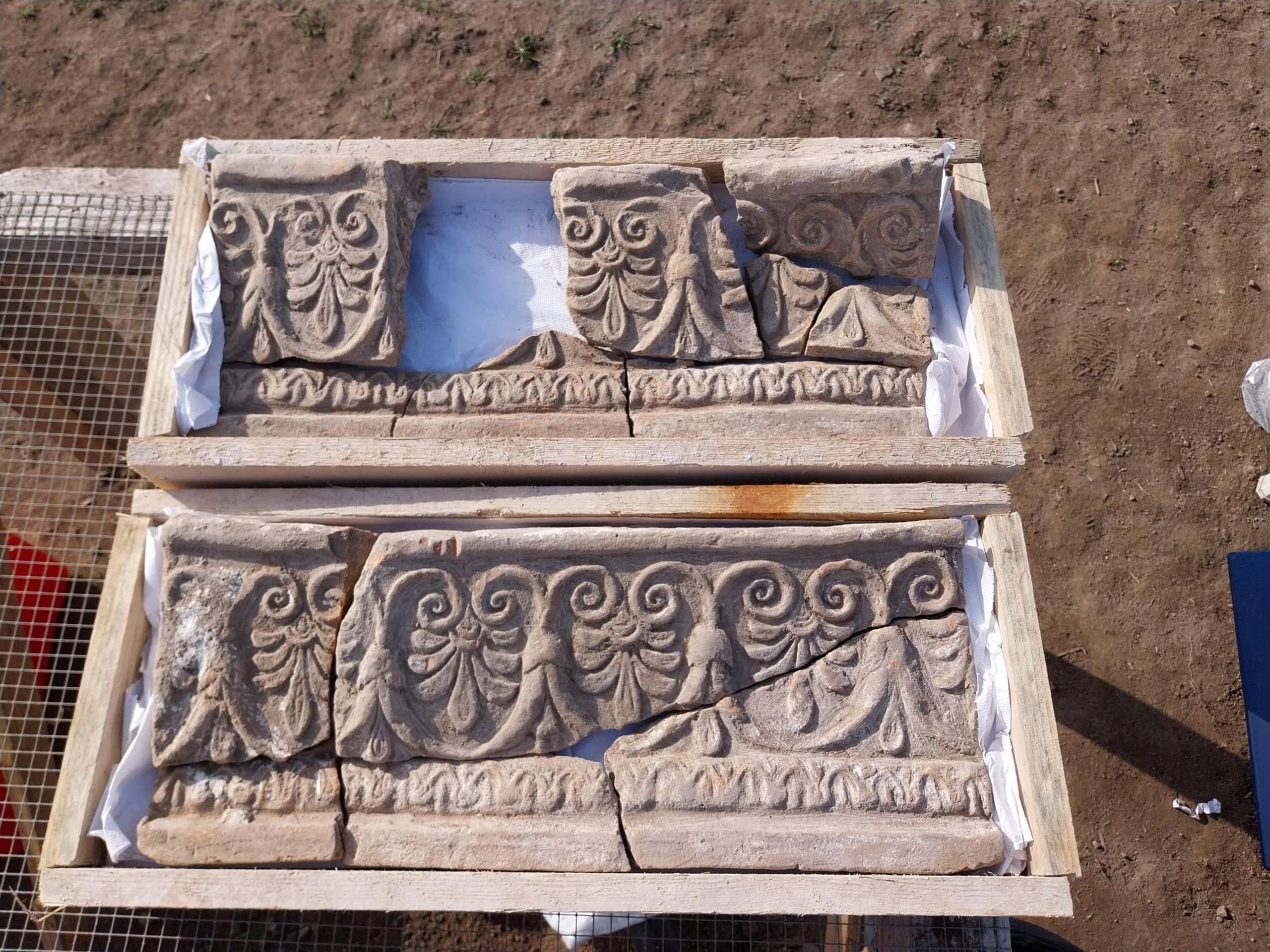La foto muestra uno de los 250 fragmentos arquitectónicos y decorativos descubiertos en el llamado "Pequeño templo" en el Parque Arqueológico de Paestum, Italia. (EFE)