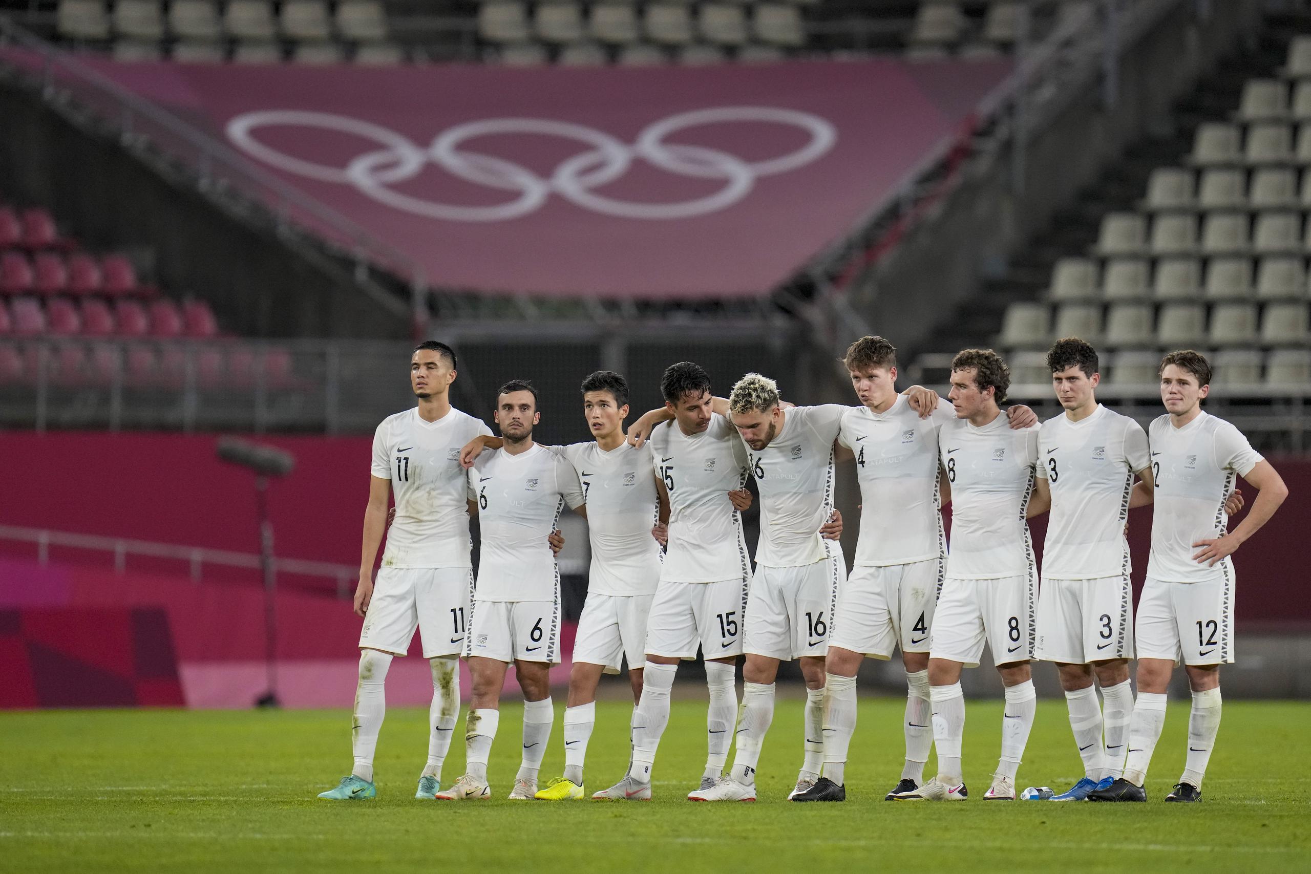 Los jugadores de la selección de Nueva Zelanda, posan con sus uniformes todo blanco, durante la tanda de penales en el partido contra Japón por los cuartos de final del fútbol masculino de los Juegos Olímpicos de Tokio.