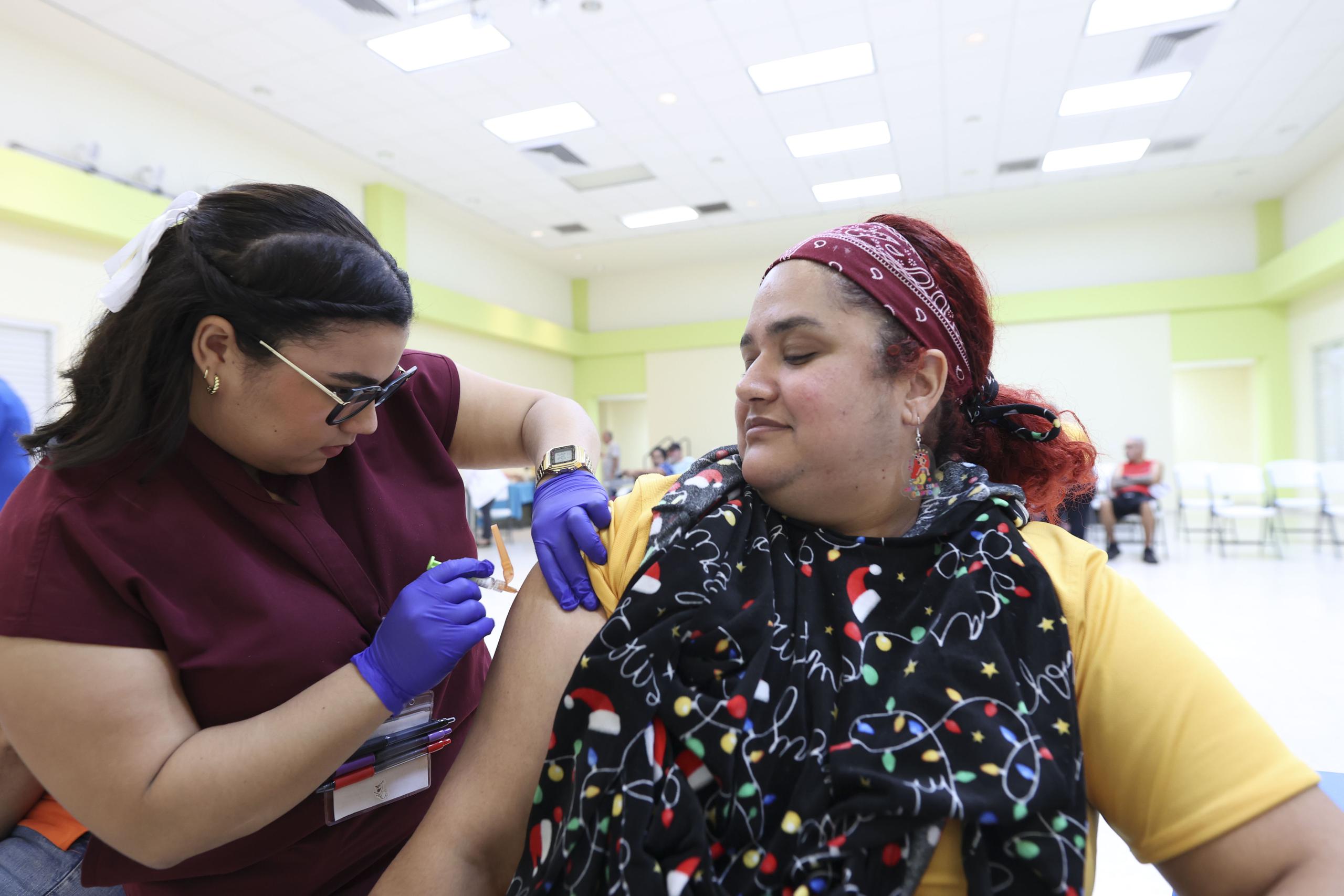 En diciembre pasado, estudiantes del RCM formaron parte de una clínica de vacunación en el Residencial Manuel A. Pérez. En la foto, Kariangelys Mojica, estudiante de Enfermería.