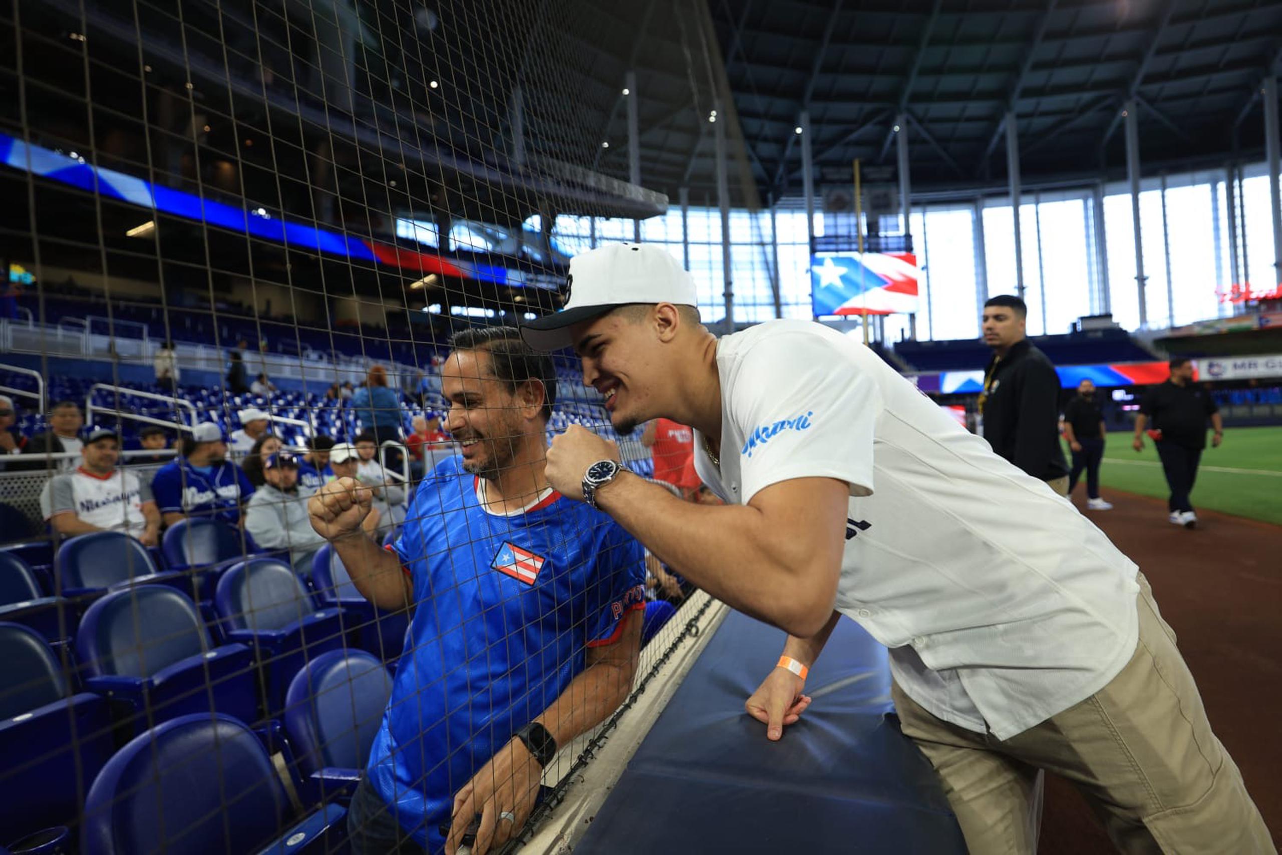 Xander Zayas posa junto a fanáticos previo al juego inaugural de la Serie del Caribe entre Puerto Rico y Nicaragua.