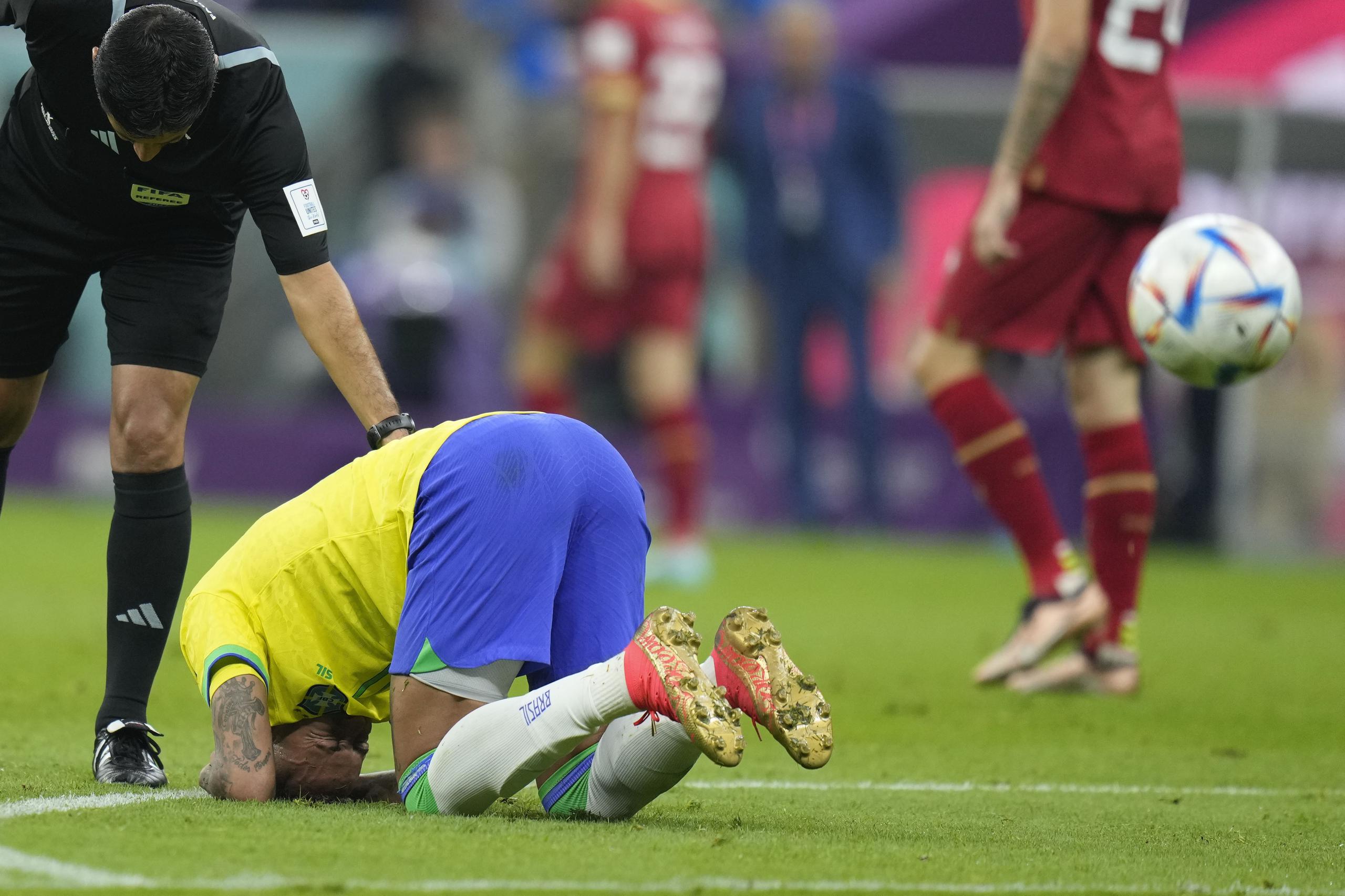 El brasileño Neymar se arrodilla sobre el terreno de juego durante un partido del Grupo G del Mundial entre Brasil y Serbia, en el estadio de Lusail, en Lusail, Qatar, el 24 de noviembre de 2022.
