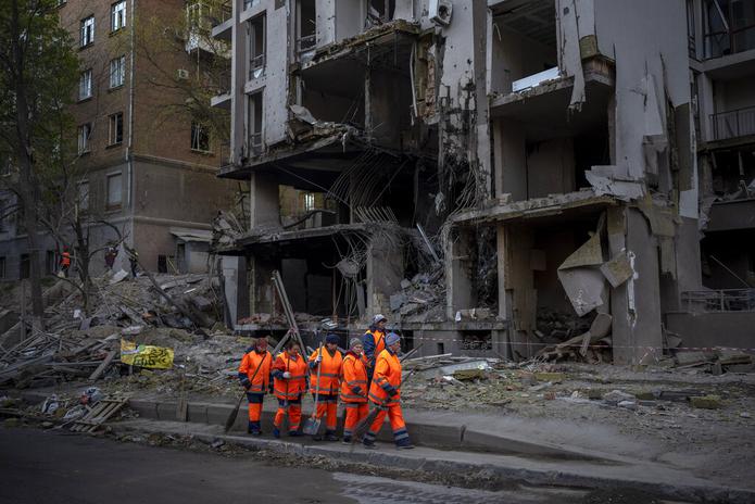 Equipos de limpieza se preparan para trabajar en el lugar de una explosión en Kiev, Ucrania, el 29 de abril de 2022.