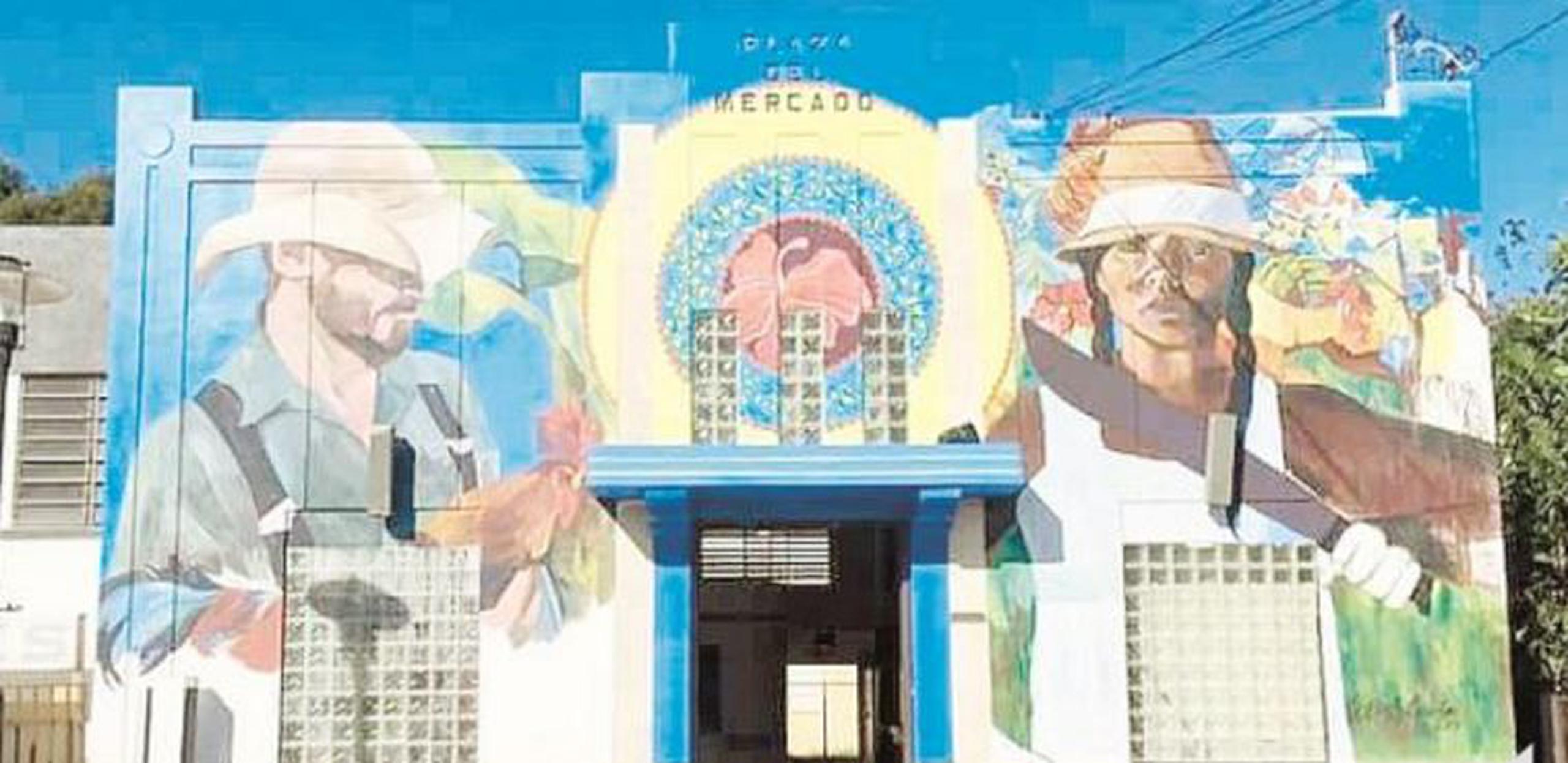 Hace varias semanas se le encomendó a la artista Betsy Casañas pintar un imponente  mural en la fachada de la plaza del mercado. (Suministrada)