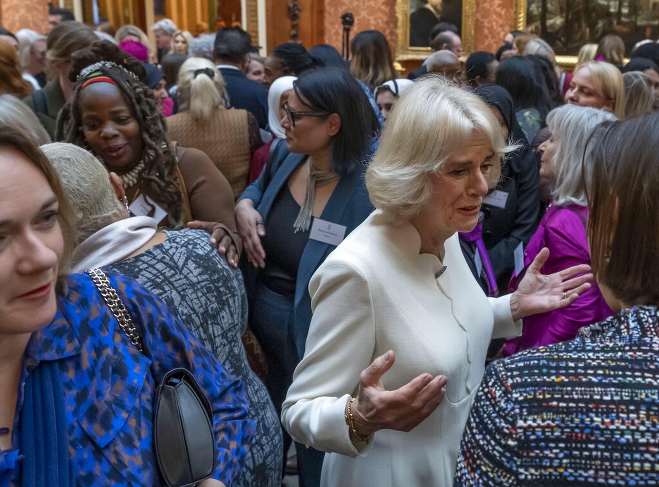 Al centro a la izquierda, Ngozi Fulani, directora de la organización benéfica británica Sistah Space, asiste a una recepción ofrecida por Camila, la reina consorte de Gran Bretaña, en el Palacio de Buckingham, en Londres, el 29 de noviembre de 2022.