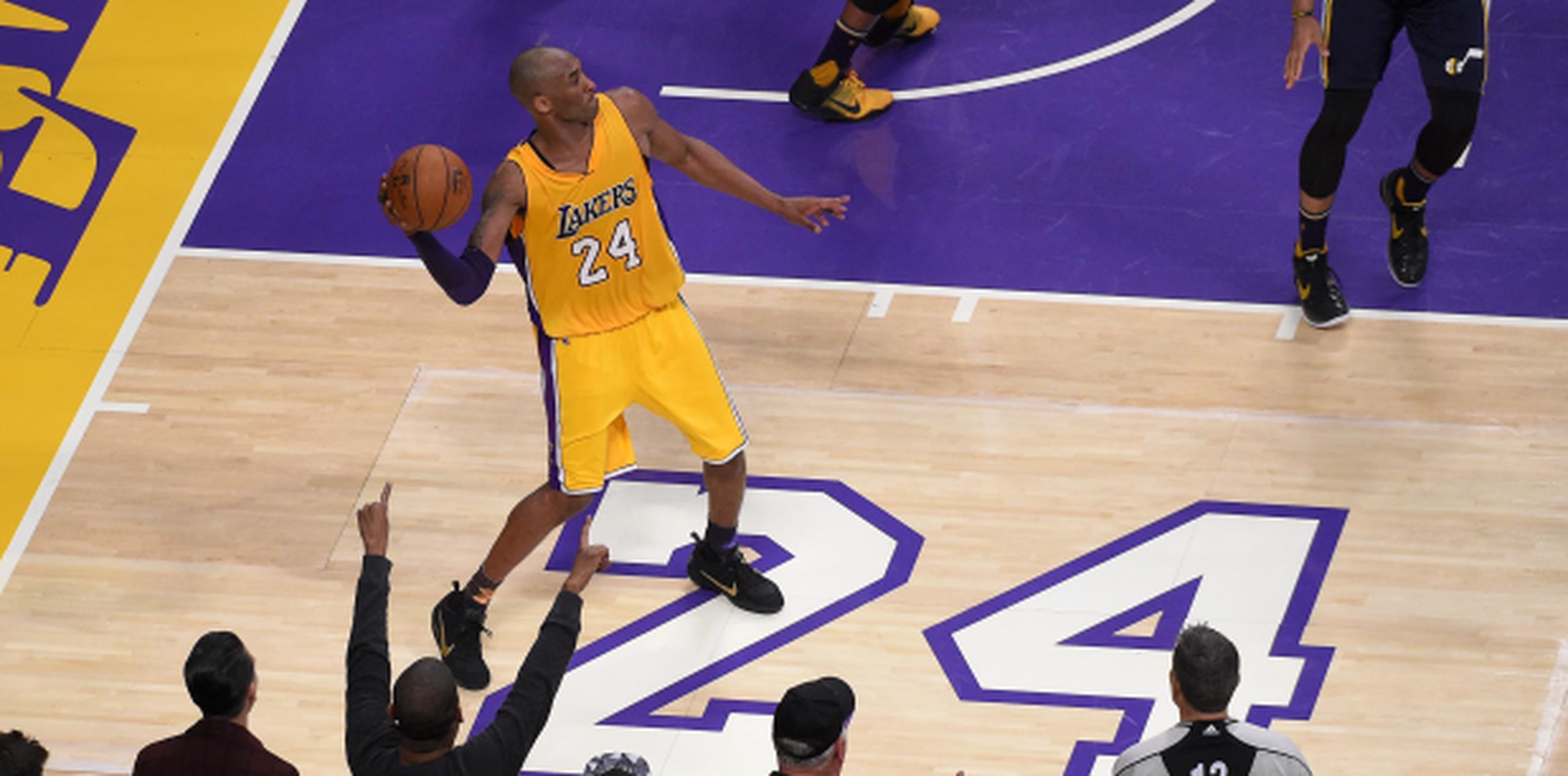 Los Lakers retirarán hoy las camisetas con los números 8 y 24 que vistió Kobe Bryant durante su carrera. (Archivo / AP / Mark J. Terrill)