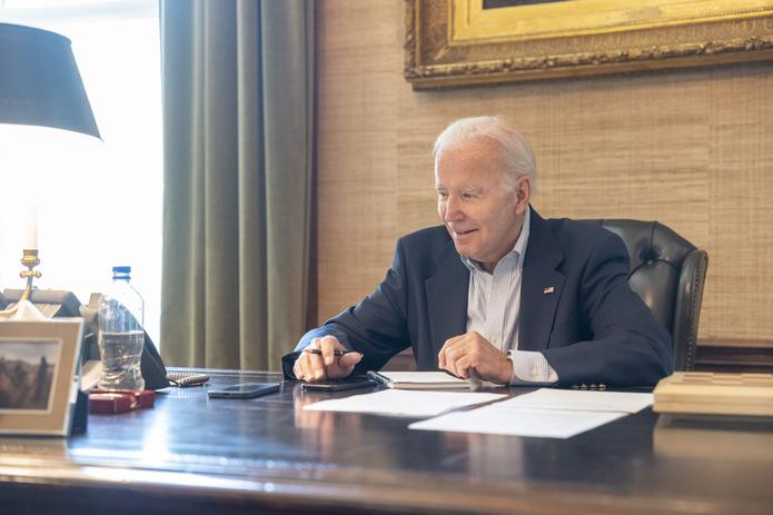 Joe Biden publicó una foto suya sentado en su despacho sonriendo tras anunciar que tiene COVID-19.