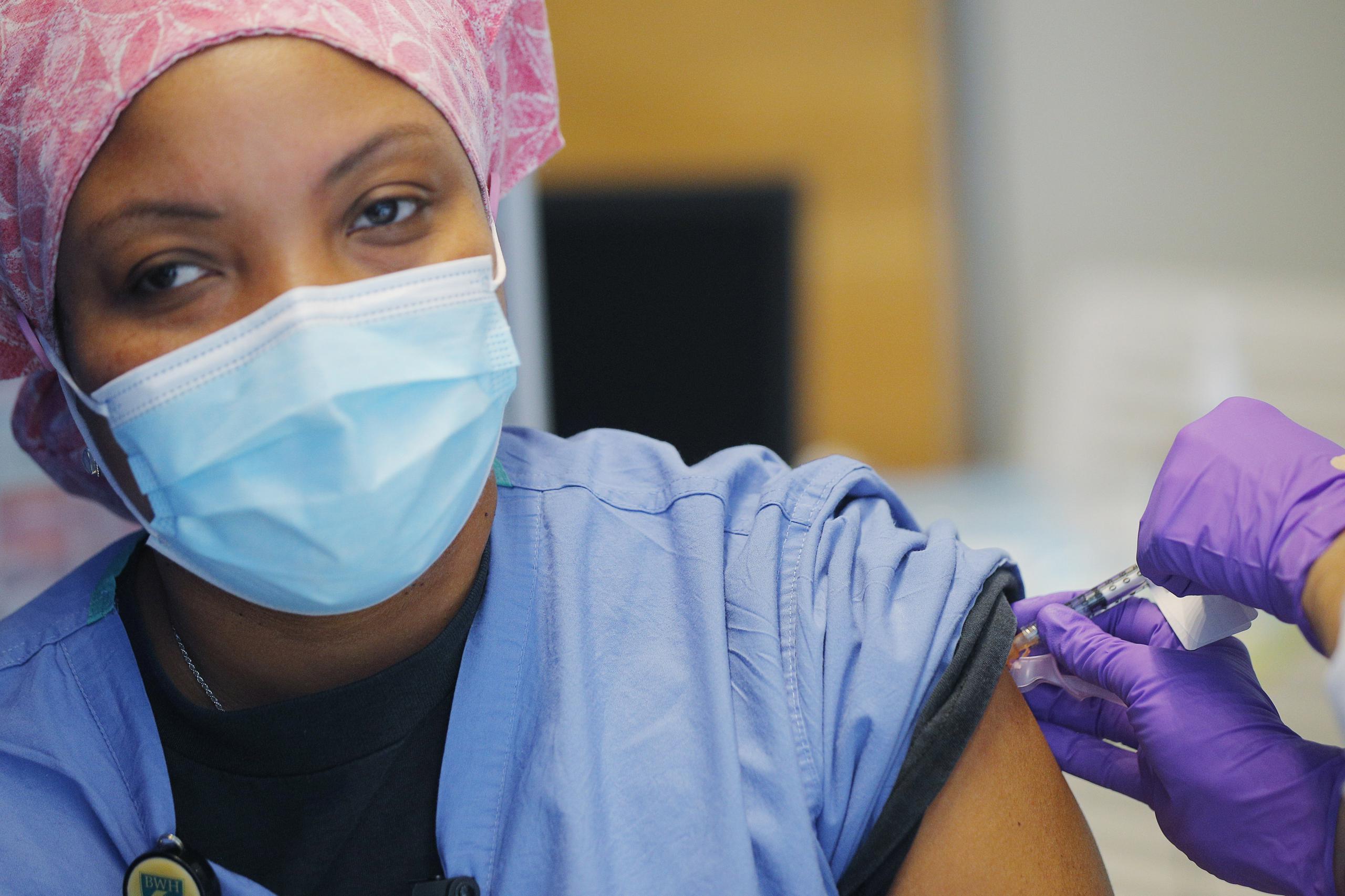 Una enfermera se aplica la vacuna contra la covid en Boston, Massachusetts.